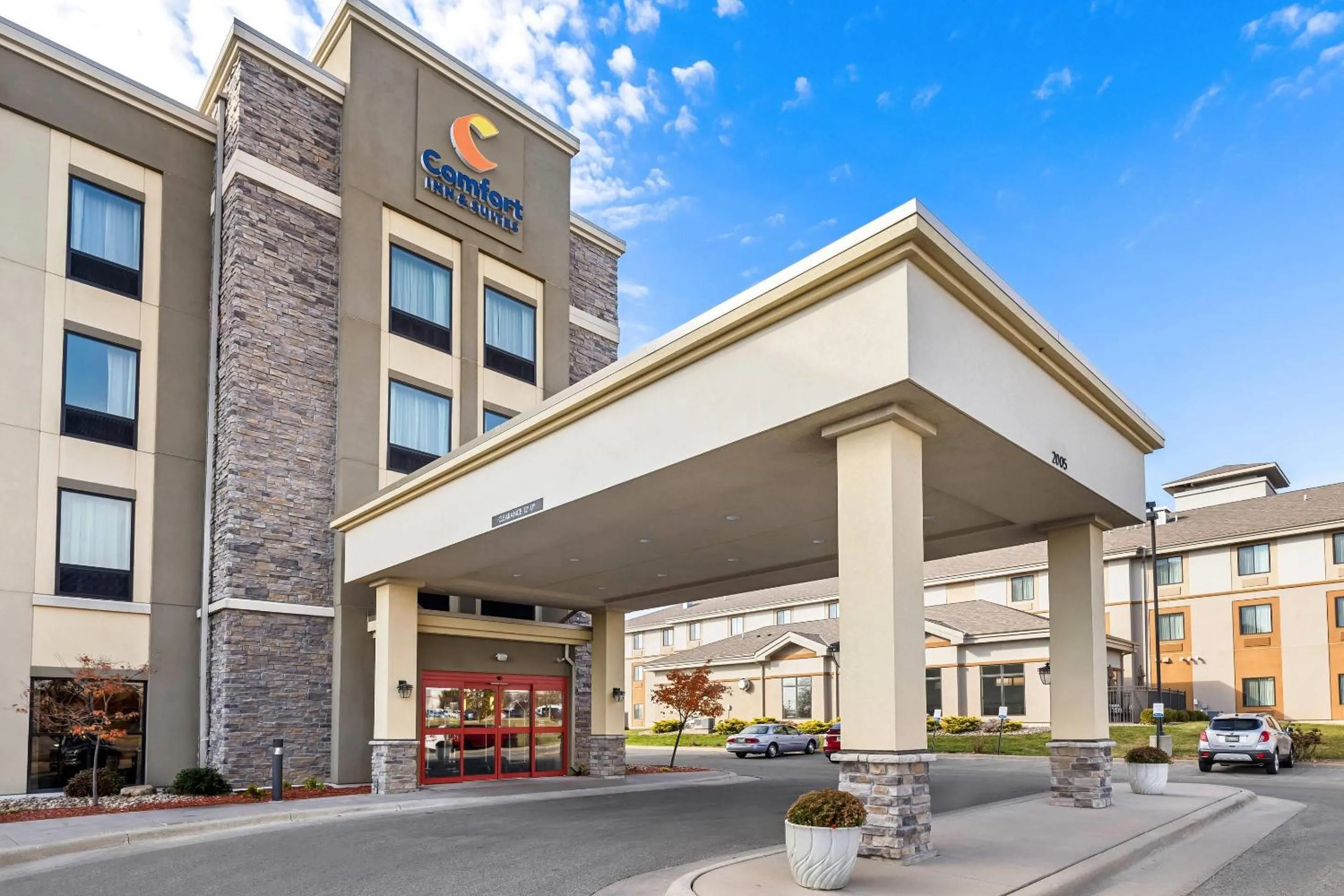 Property building in Comfort Inn & Suites West - Medical Center