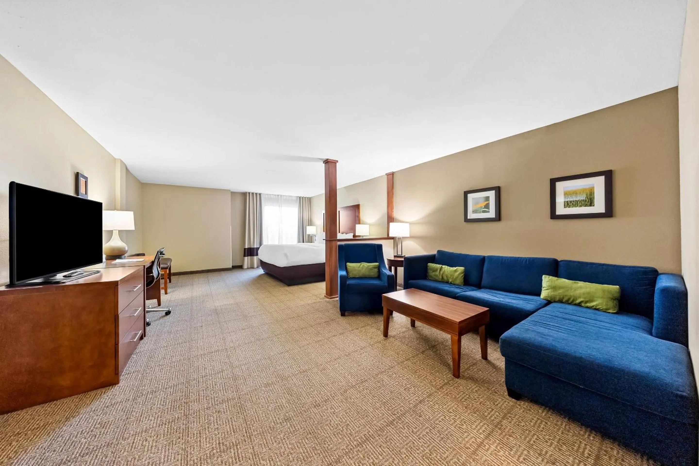 Bedroom in Comfort Inn & Suites West - Medical Center