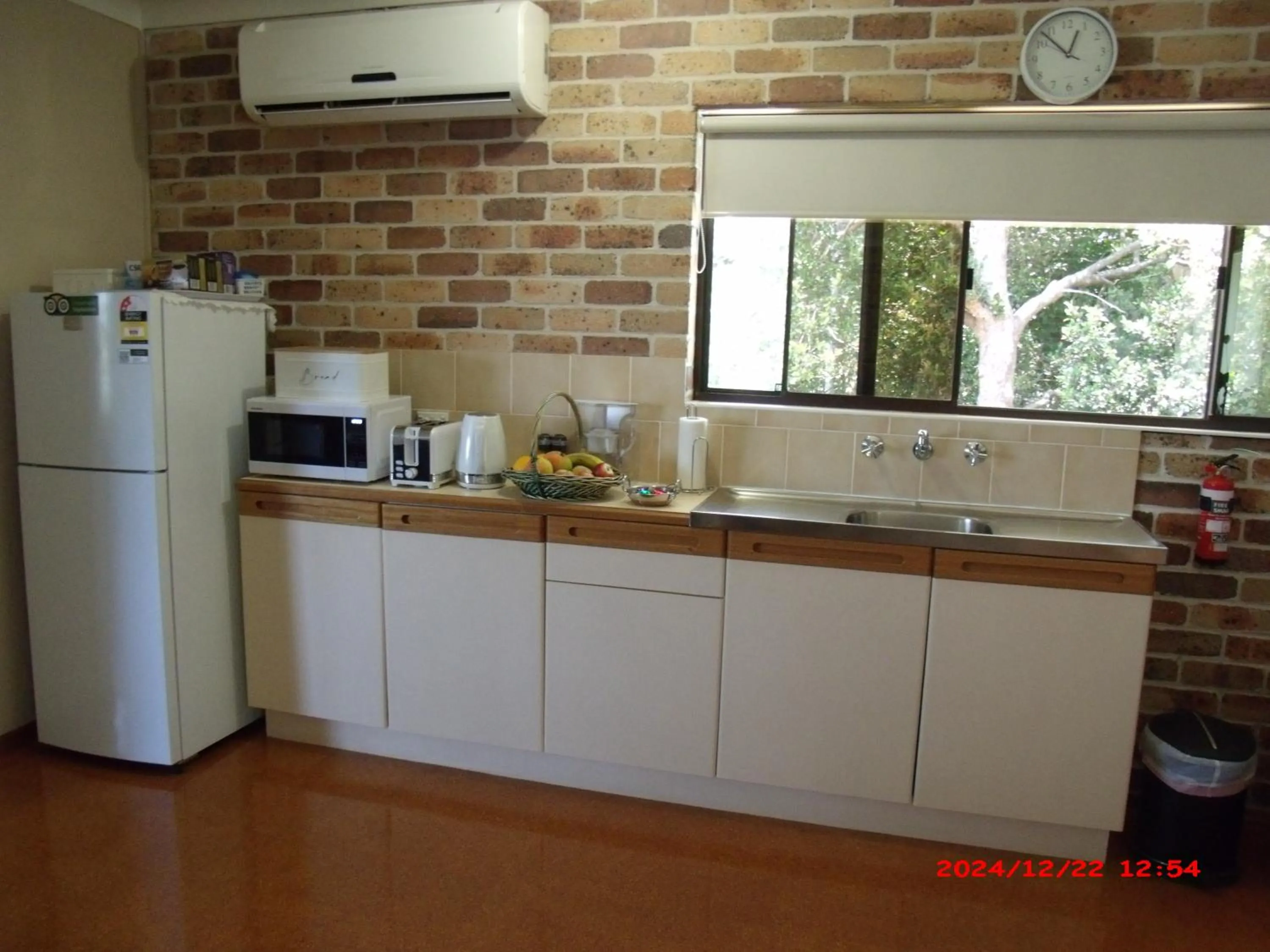 Kitchen or kitchenette in Emerald Tropical Palms B & B