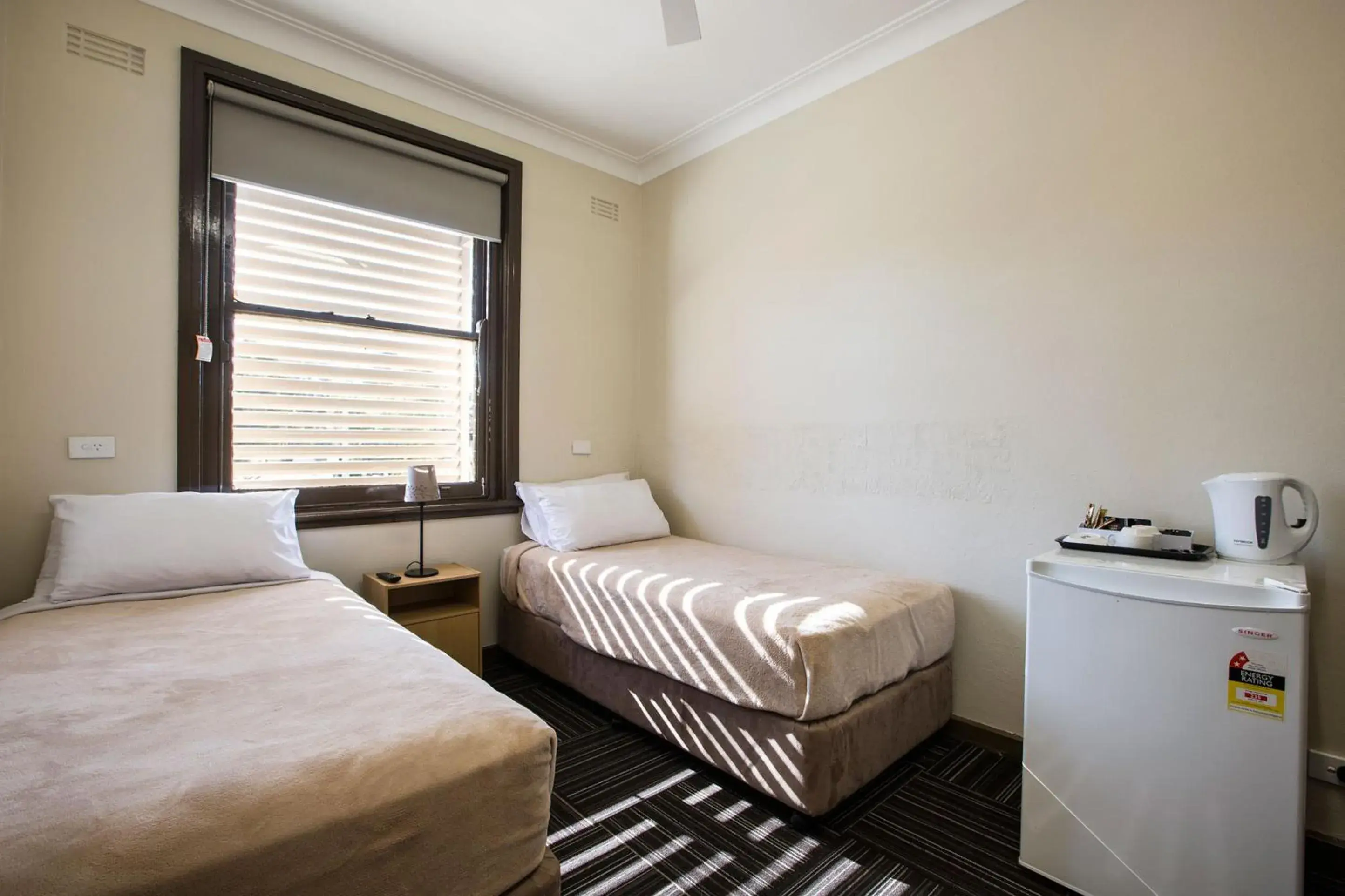 Economy Twin Room with Shared Bathroom in Toongabbie Hotel Economy Twin Room with Shared Bathroom in Toongabbie Hotel