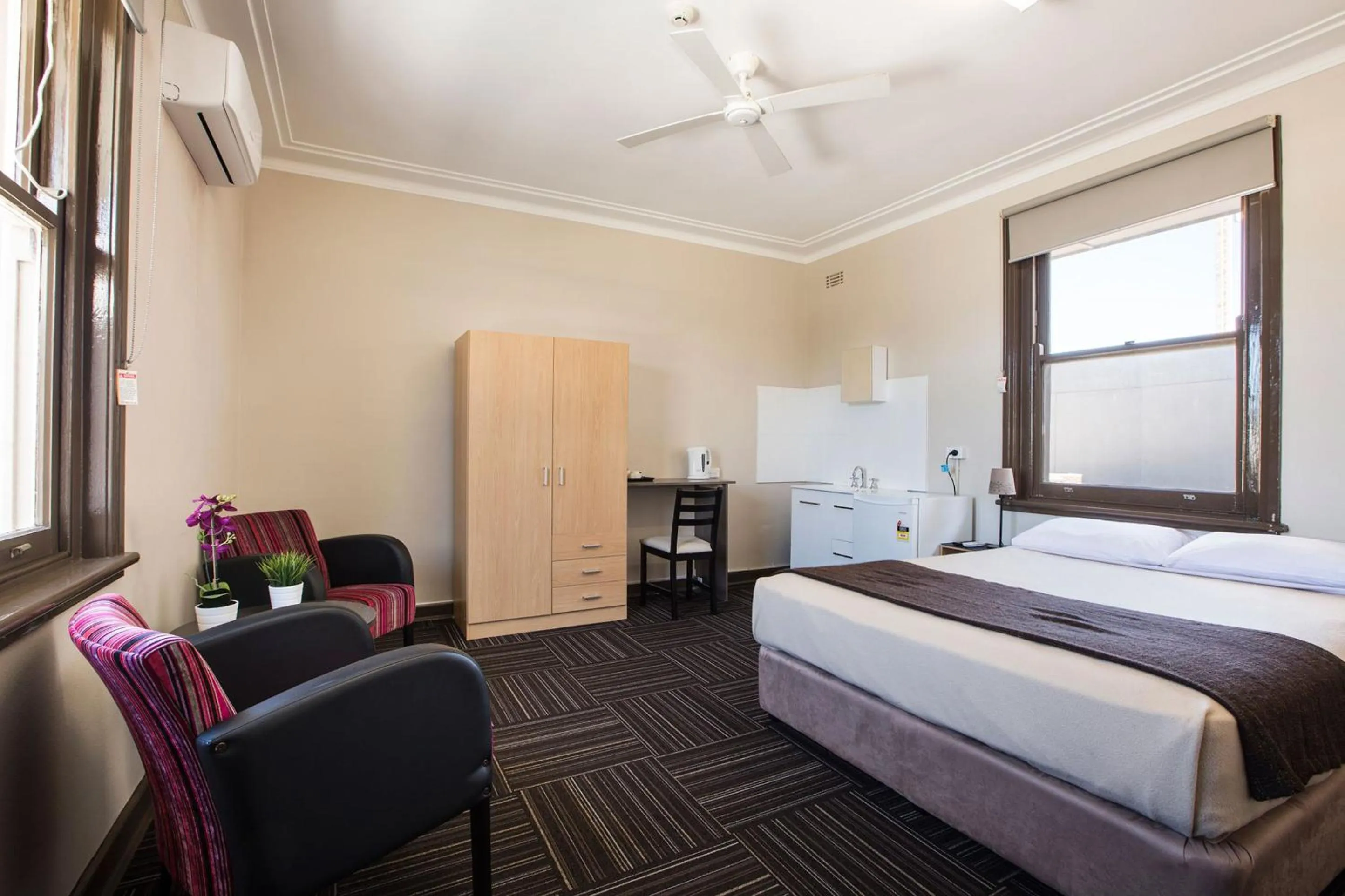 Bedroom, Bed in Toongabbie Hotel