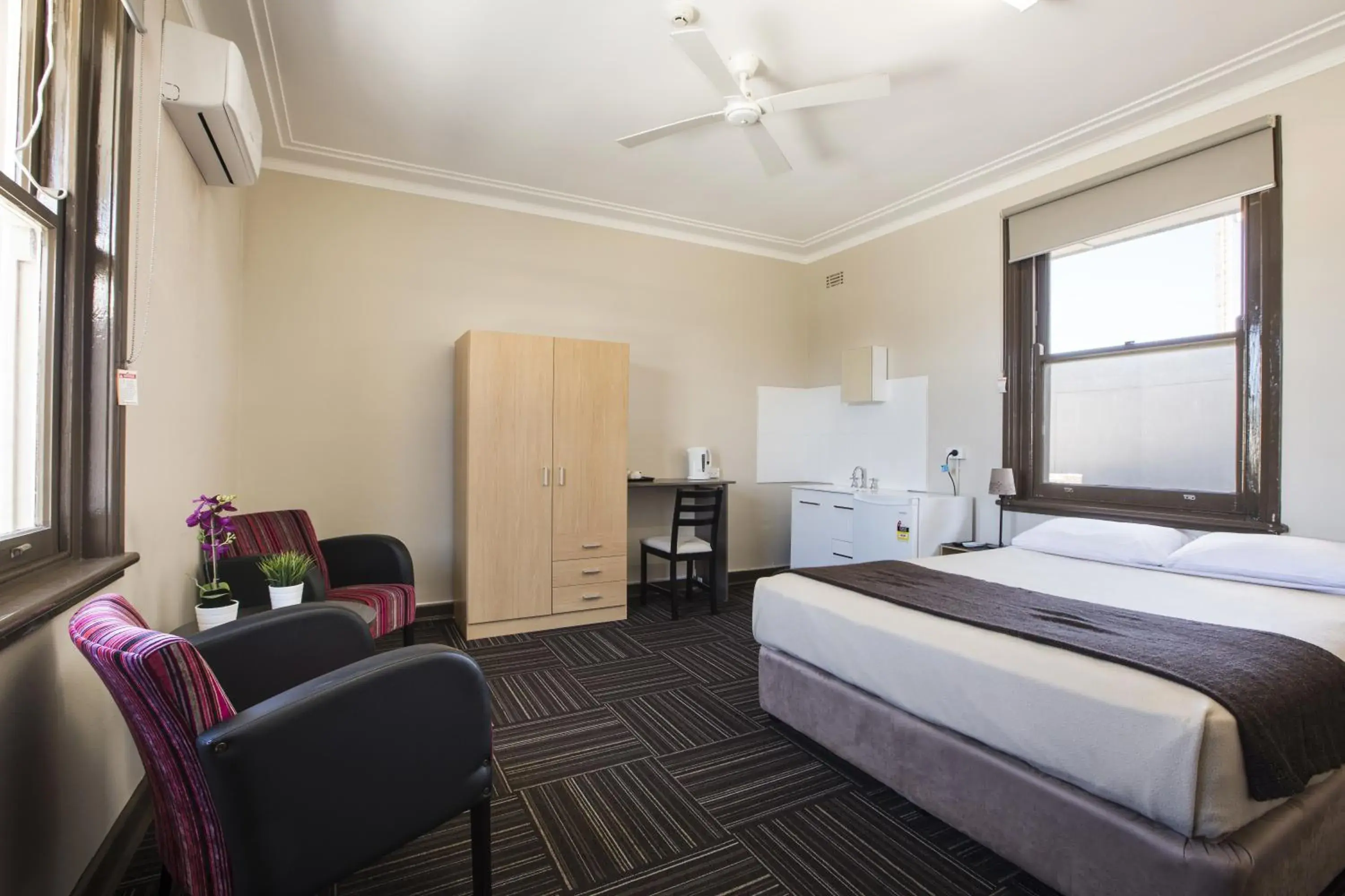 Economy Queen and Single Room with Shared Bathroom in Toongabbie Hotel Economy Queen and Single Room with Shared Bathroom in Toongabbie Hotel