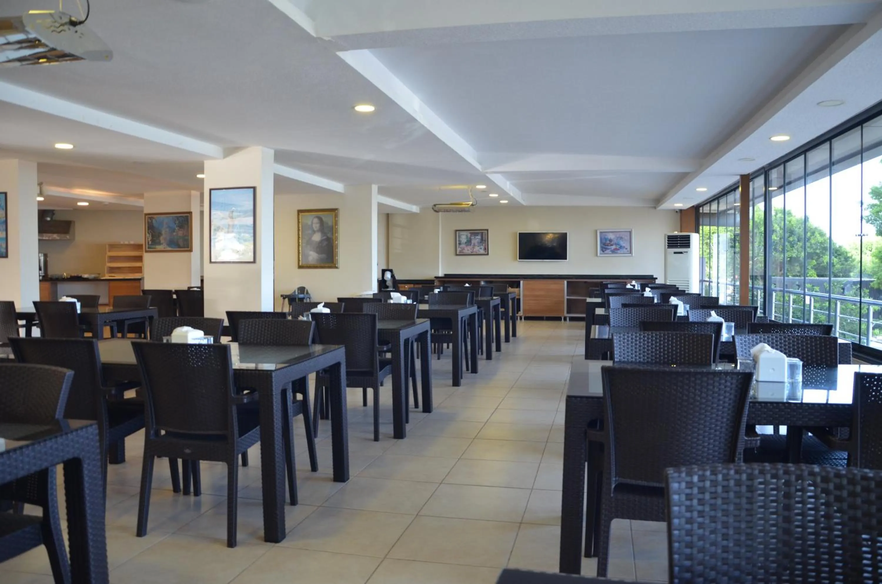 Restaurant/places to eat in Denizkumu Hotel