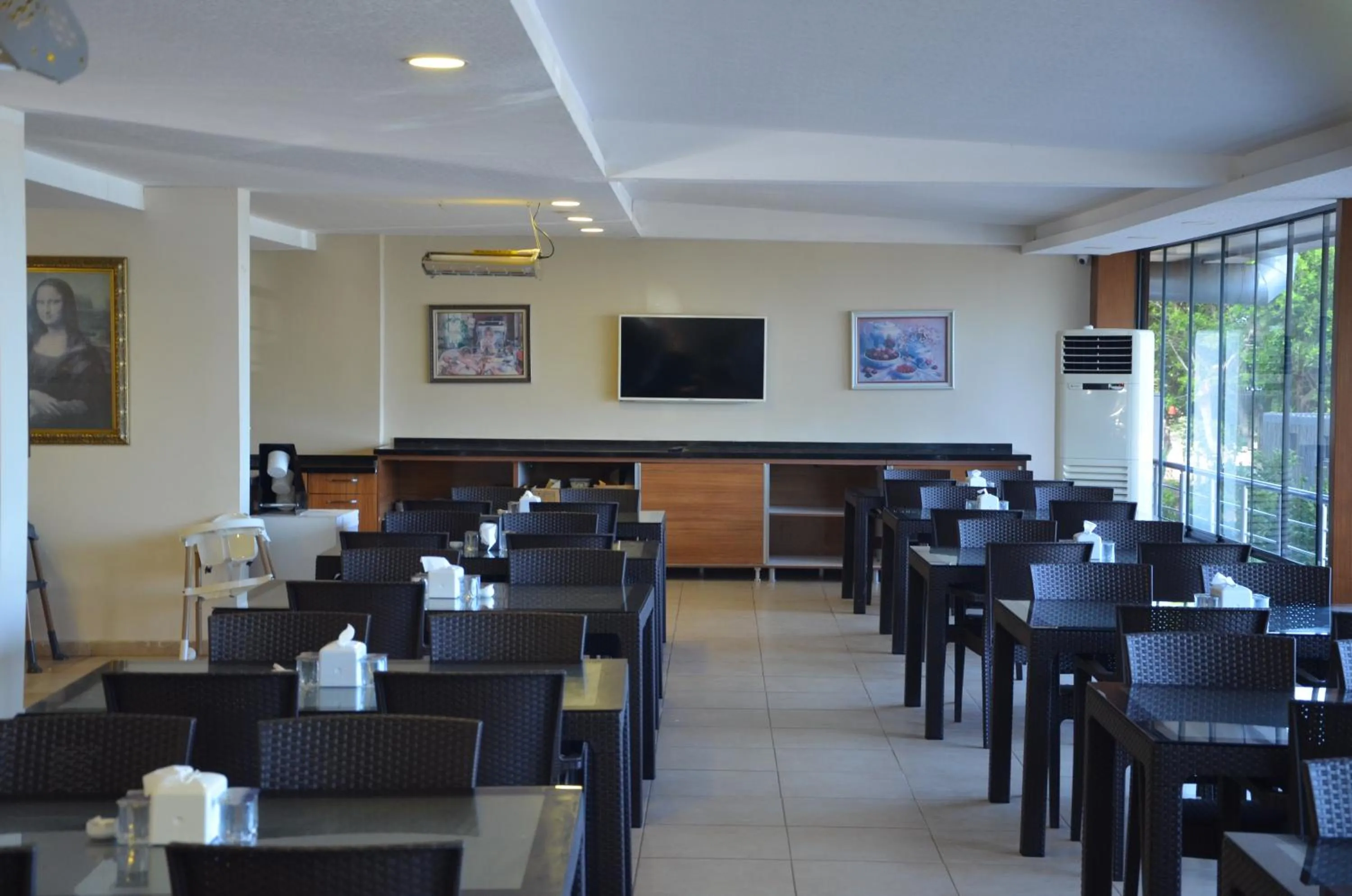 Restaurant/places to eat in Denizkumu Hotel