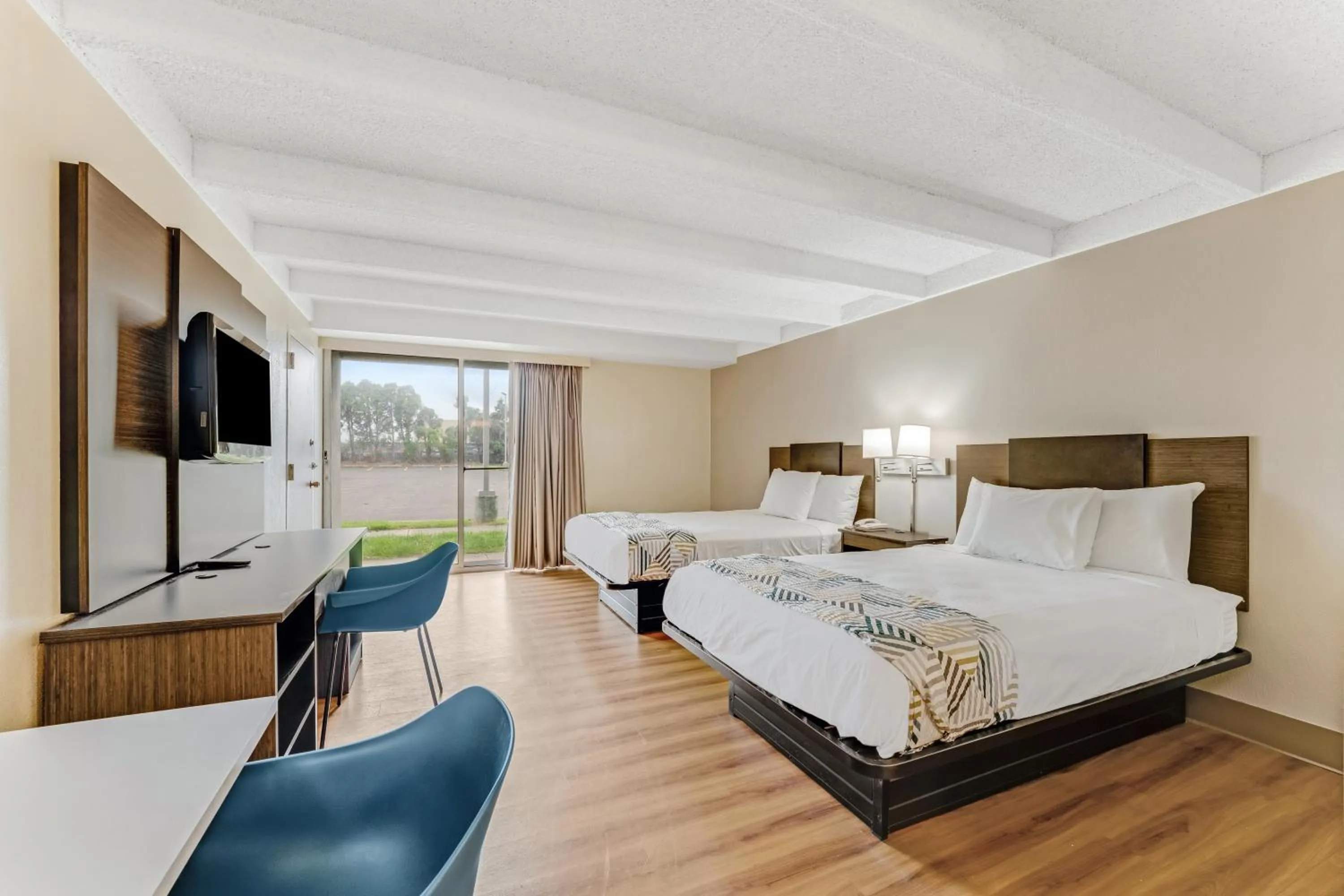 Bed in Red Carpet Inn & Suites