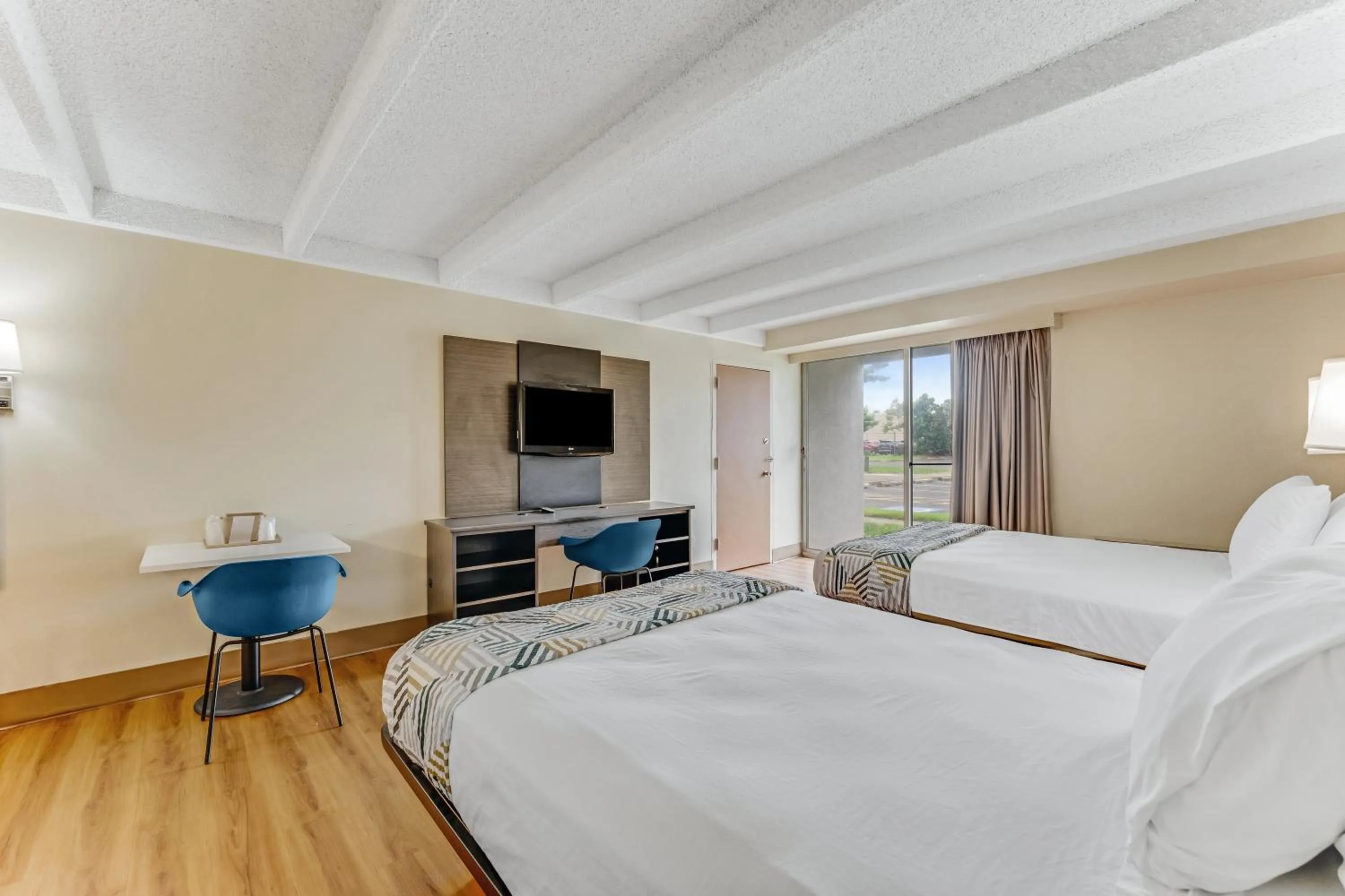 Bed in Red Carpet Inn & Suites