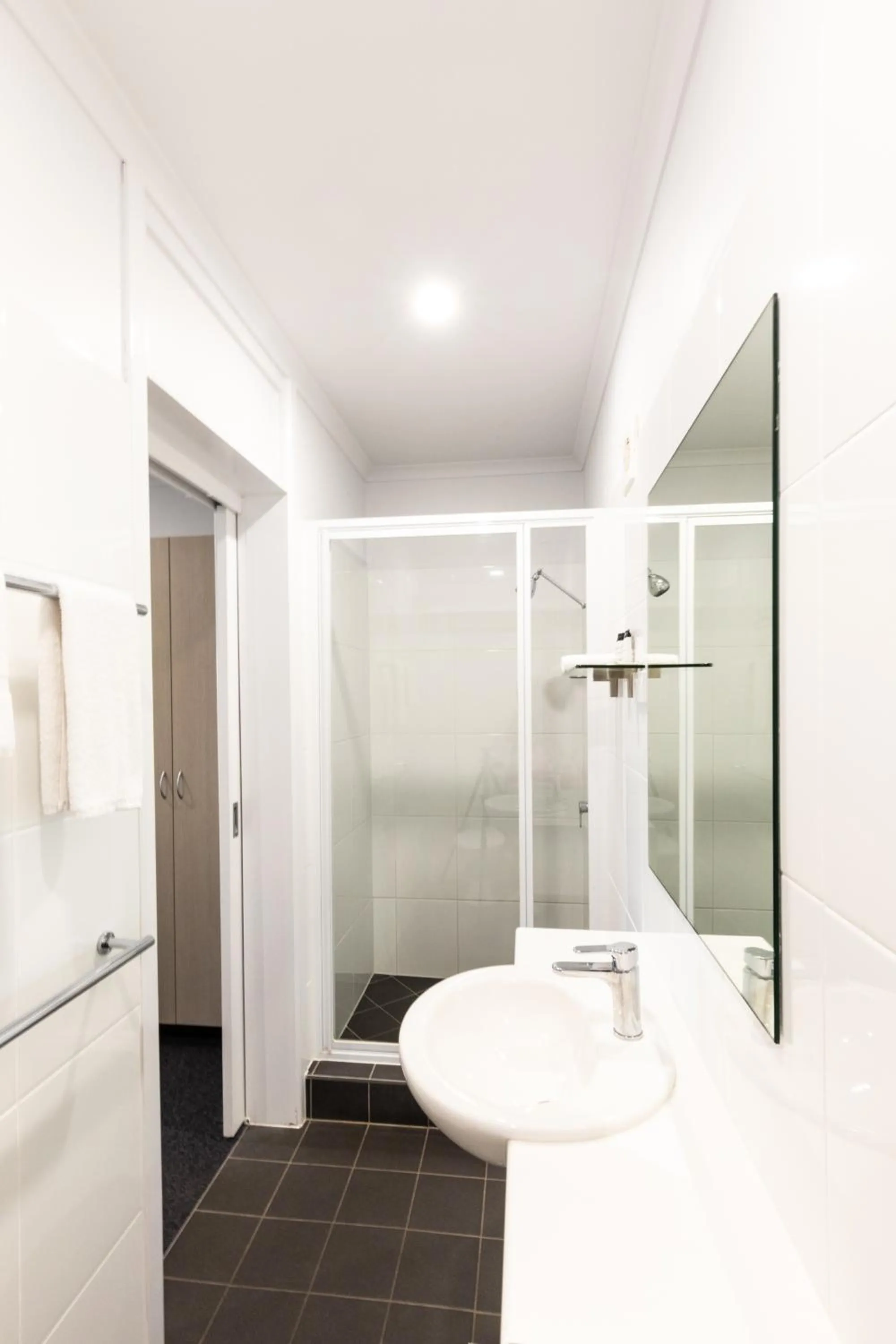 Shower in Hotel Settlers