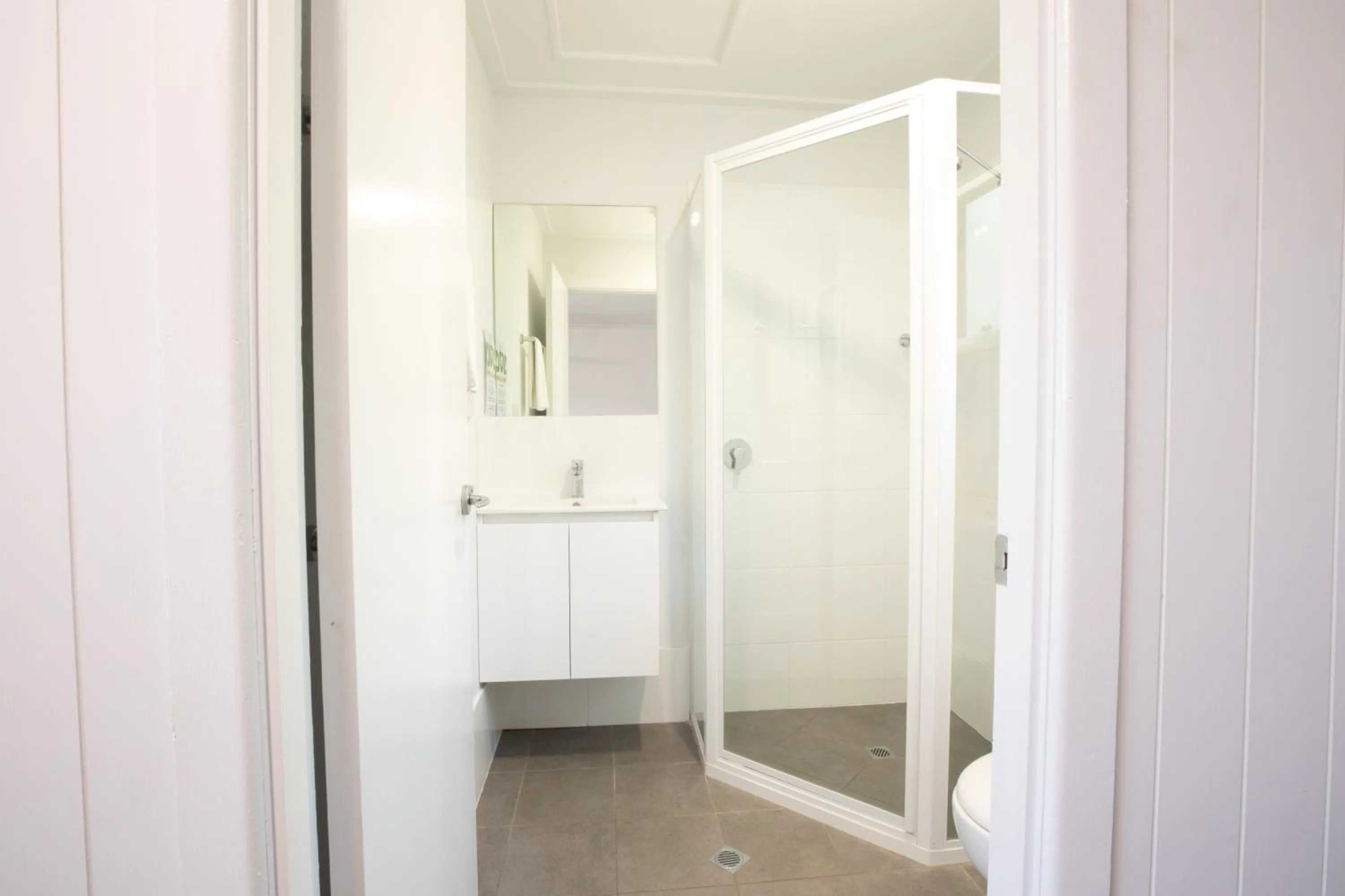 Shower in Hotel Settlers