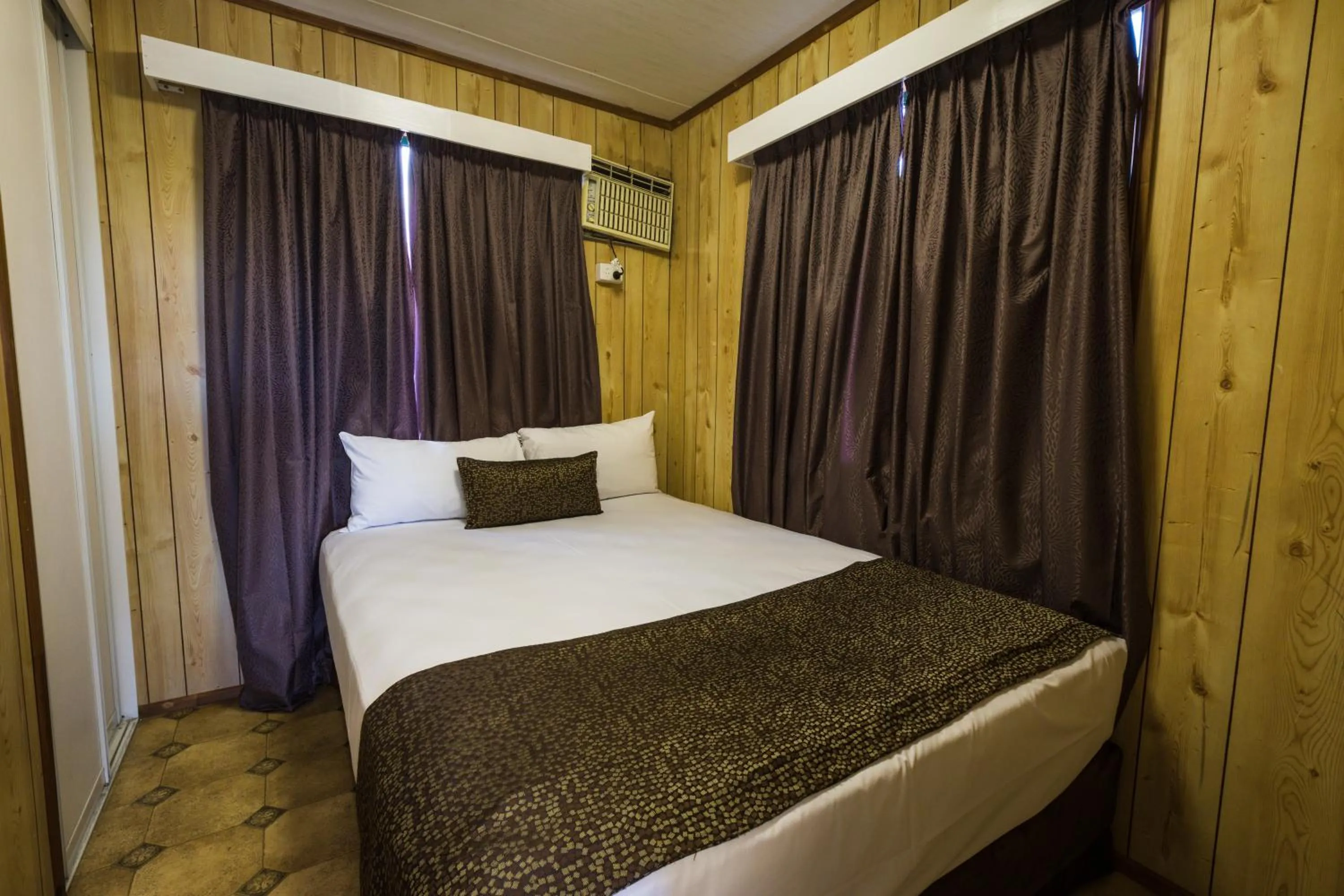 Bed in Hotel Settlers