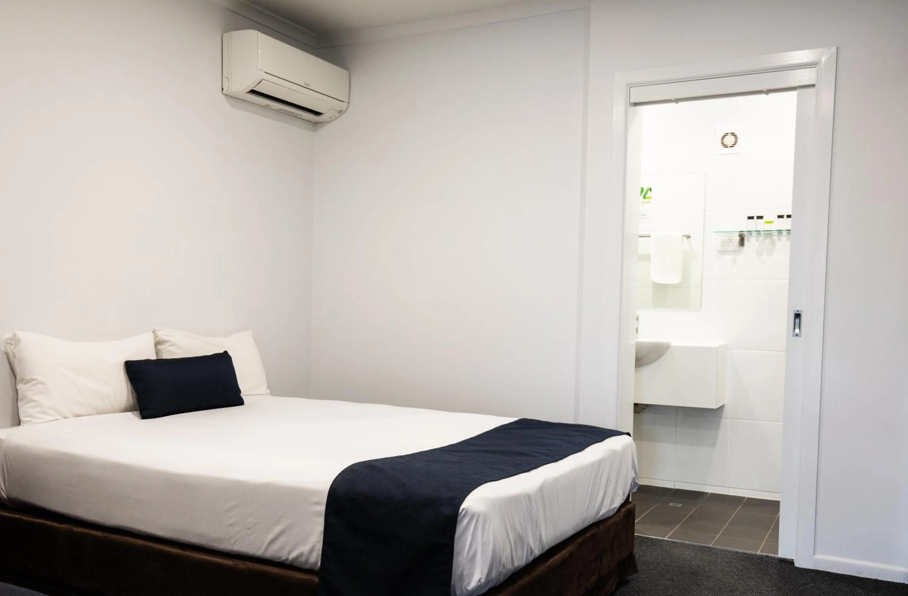 Bed in Hotel Settlers