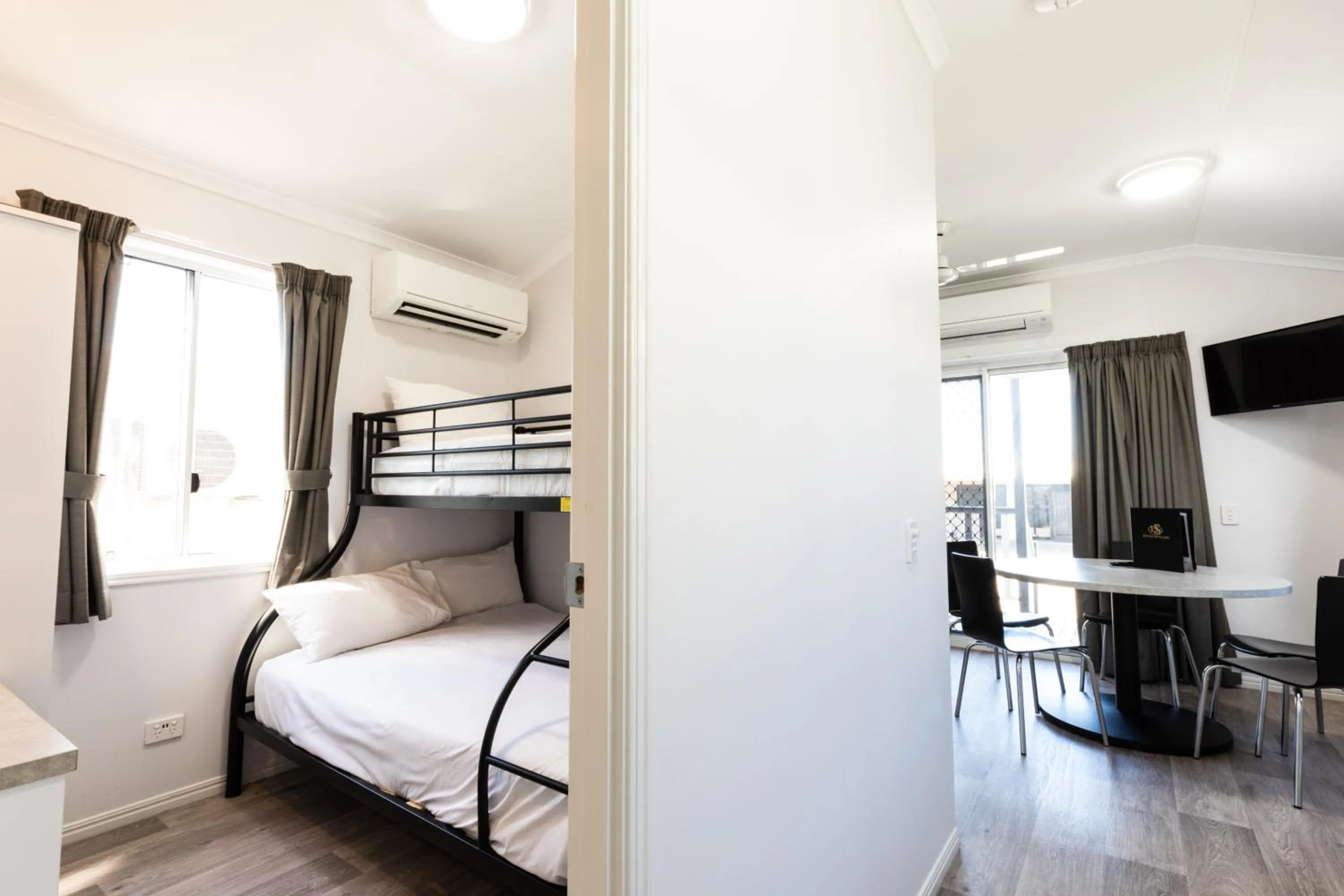 Seating area, Bed in Hotel Settlers