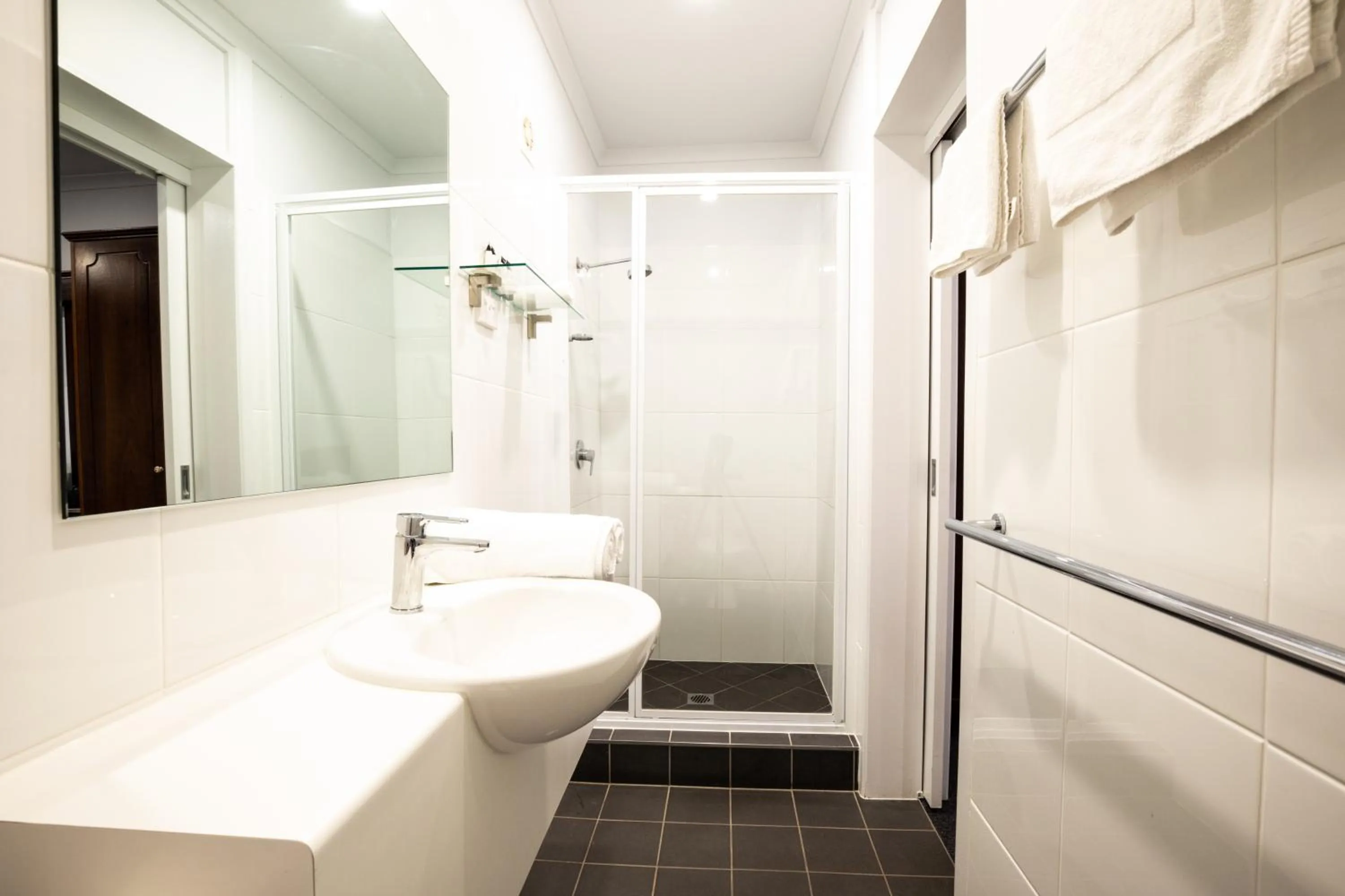 Shower in Hotel Settlers