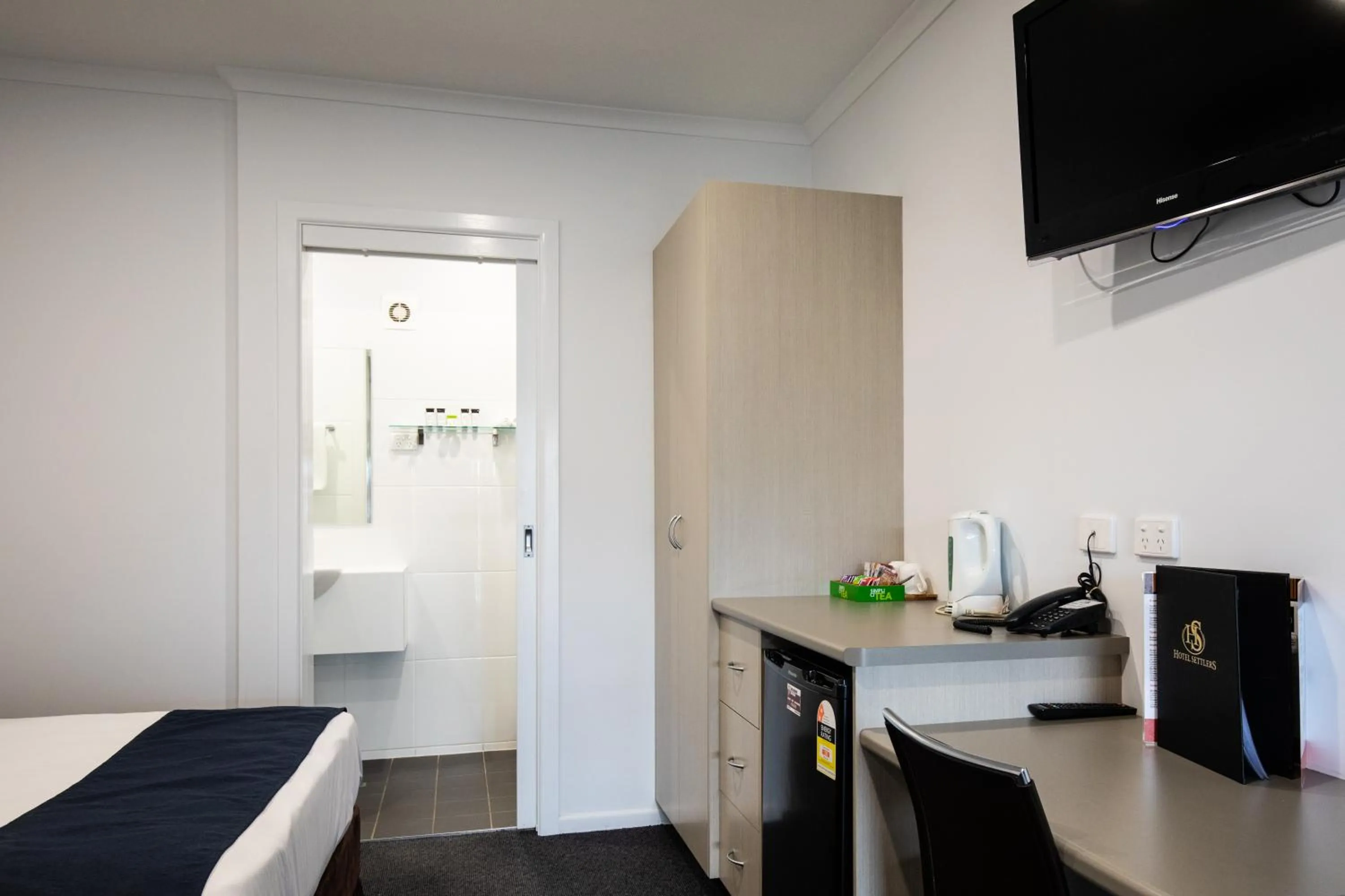 Bed in Hotel Settlers