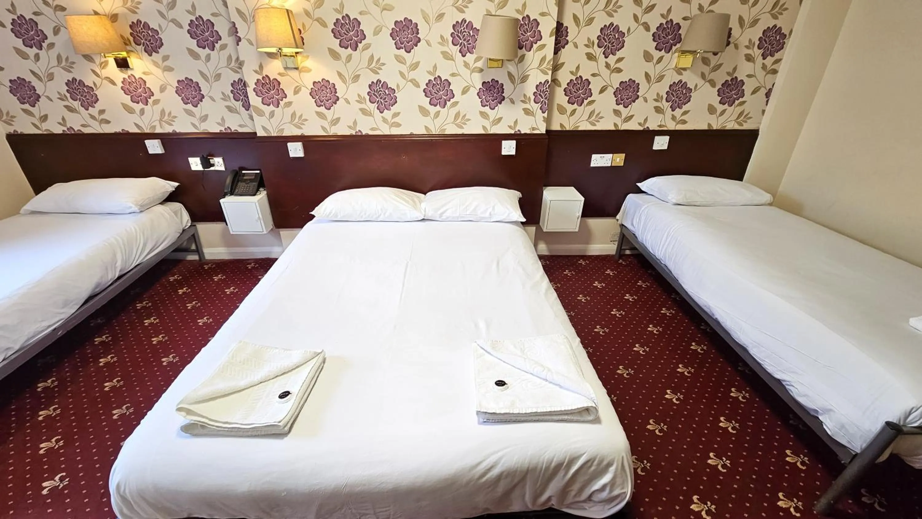 Bed in Hyde Park Court Hotel