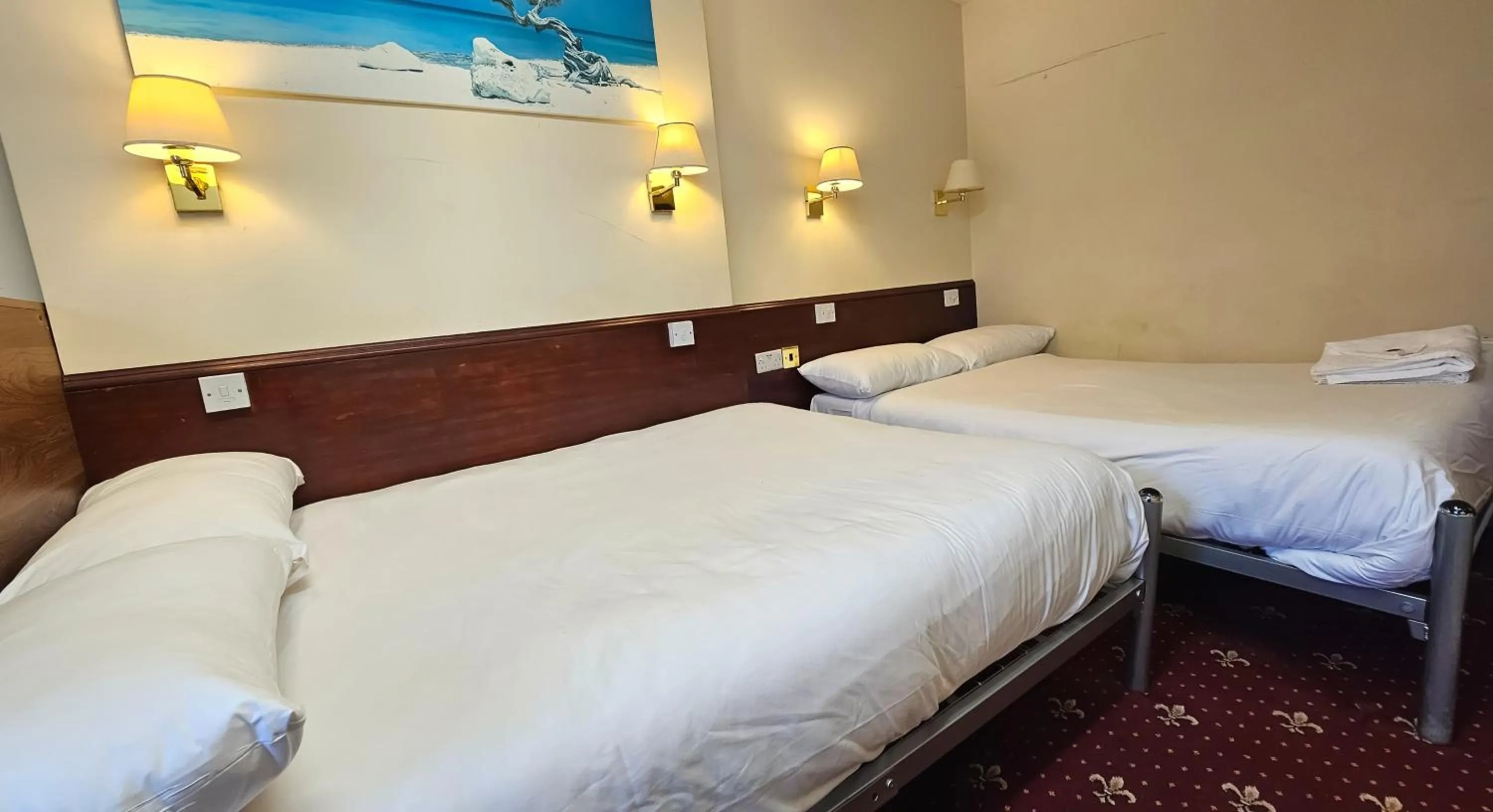 Bed in Hyde Park Court Hotel