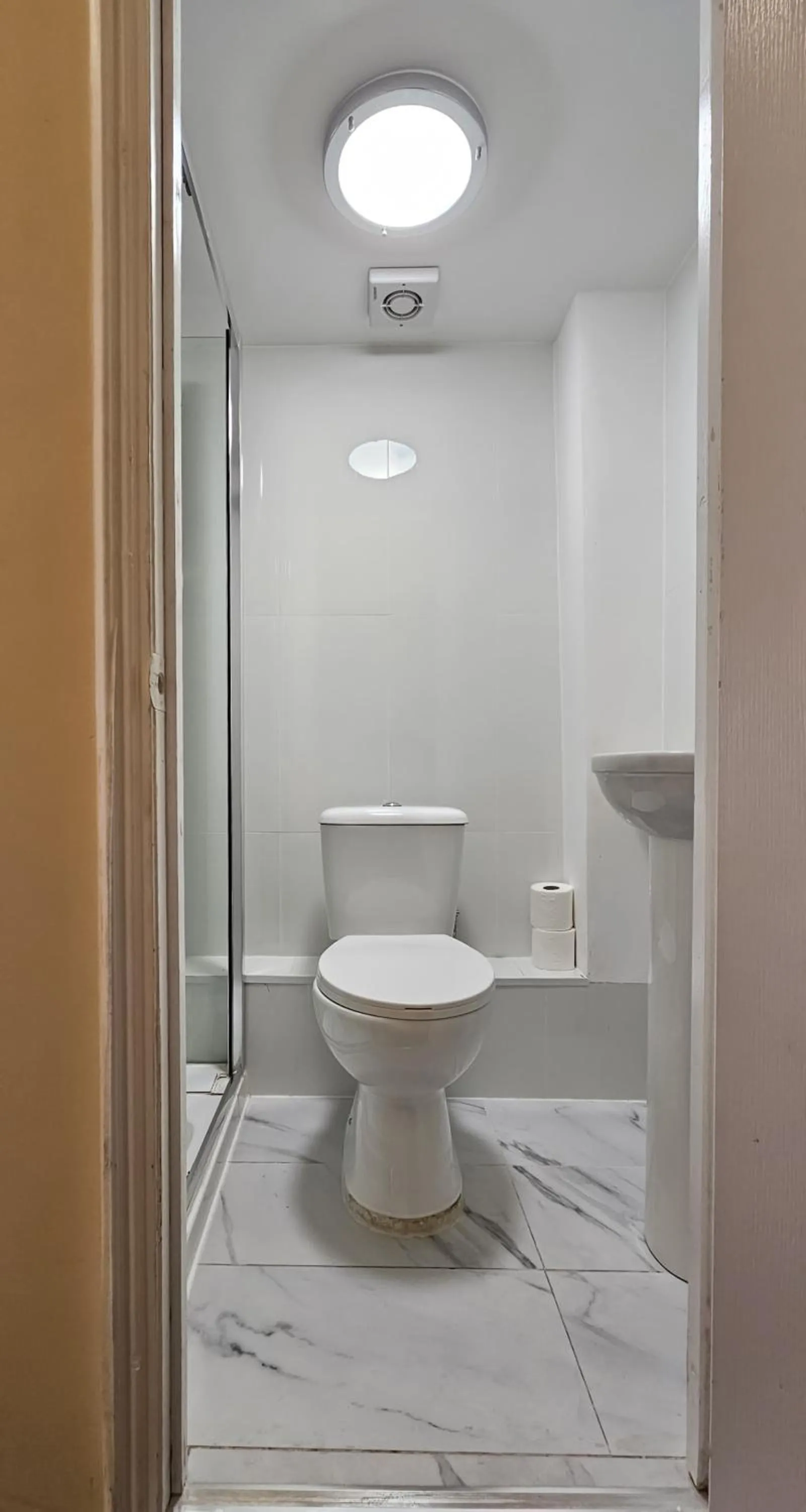 Toilet in Hyde Park Court Hotel