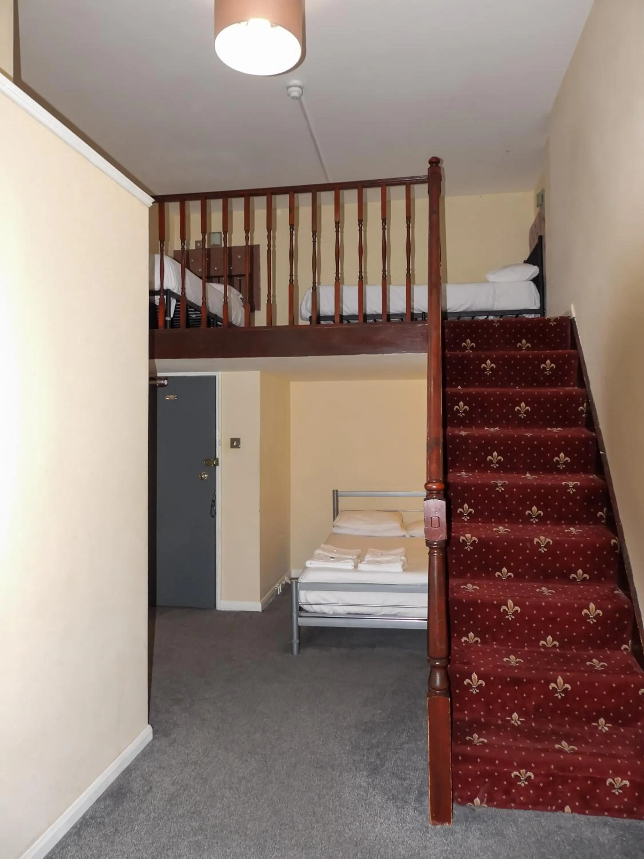 Bed in Hyde Park Court Hotel