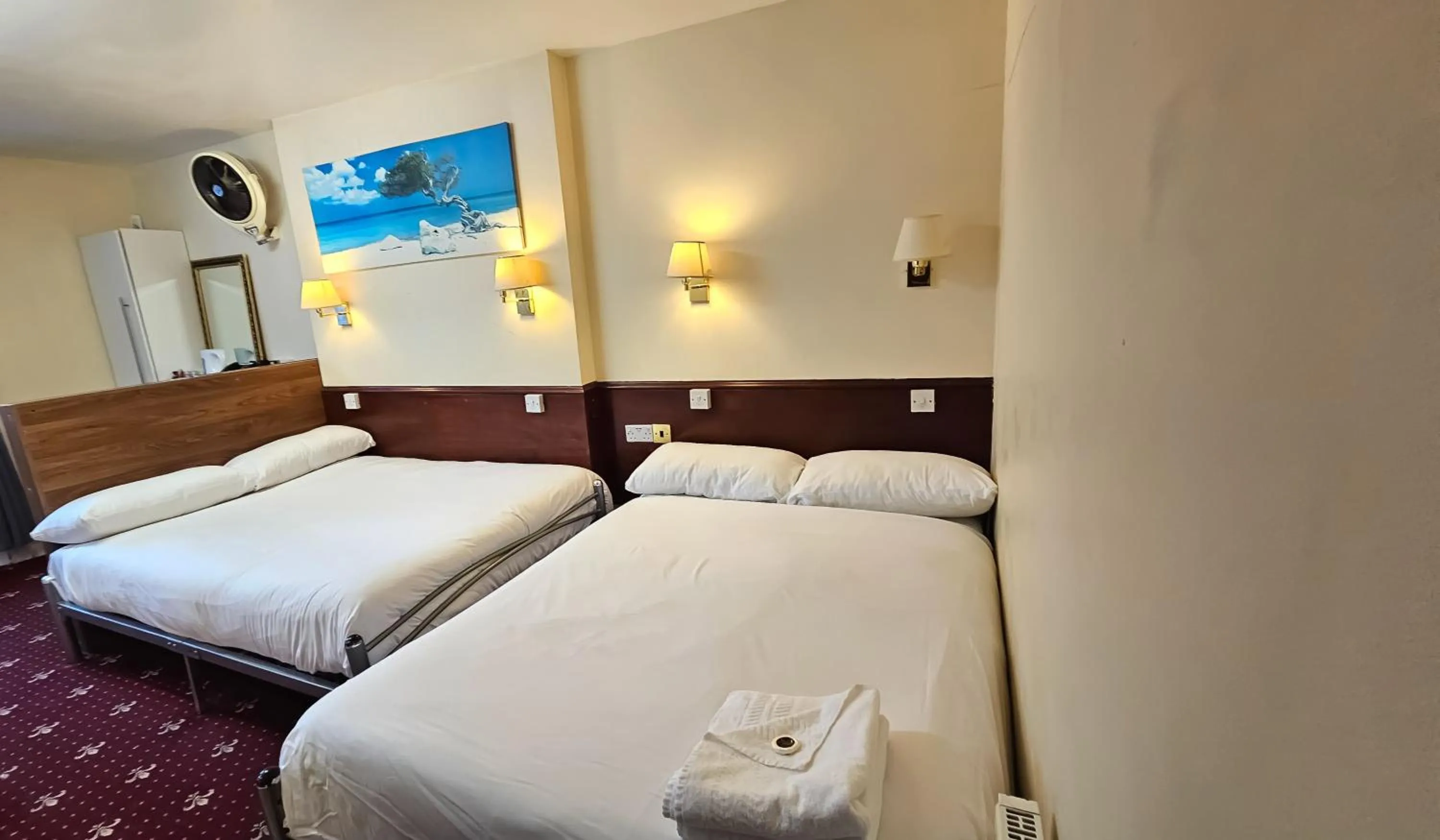 Bed in Hyde Park Court Hotel