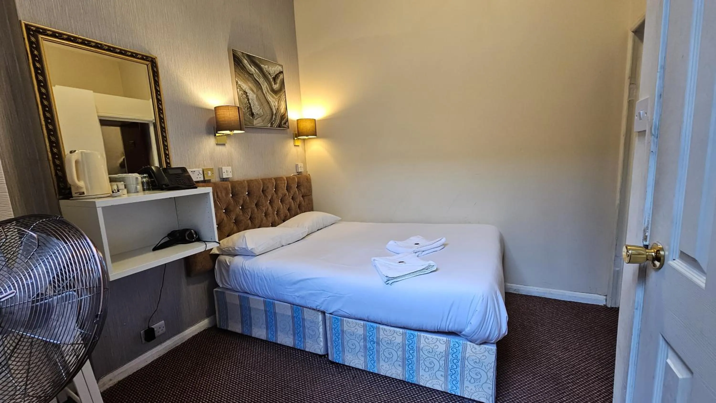 Bed in Hyde Park Court Hotel