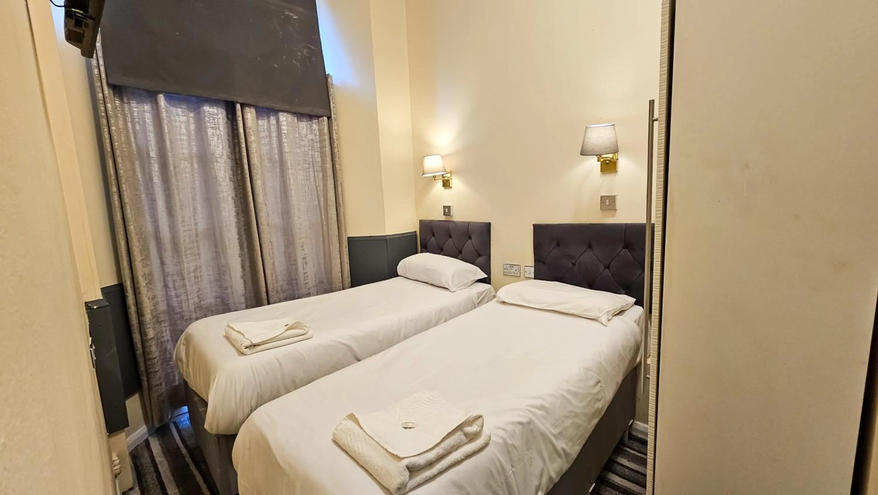 Bedroom, Bed in Hyde Park Court Hotel