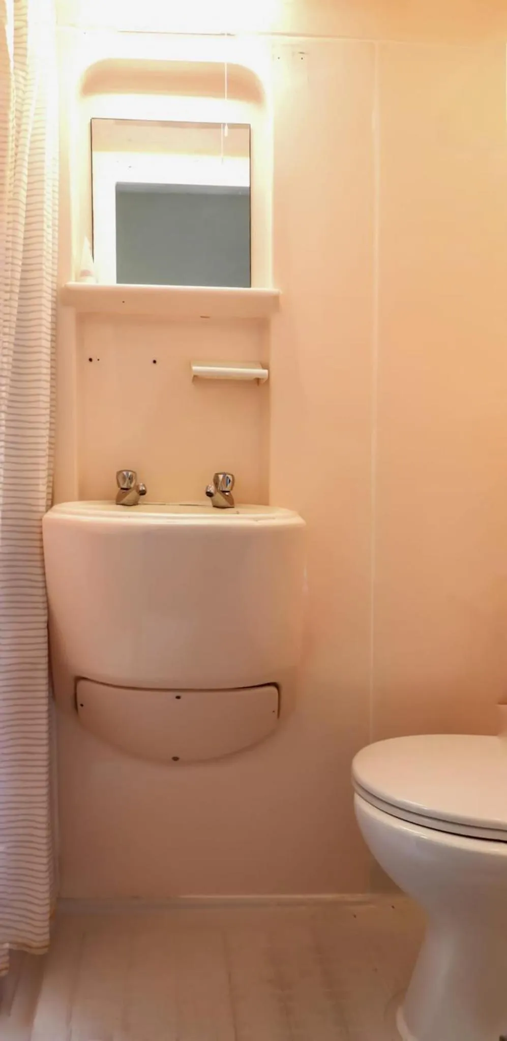 Toilet in Hyde Park Court Hotel