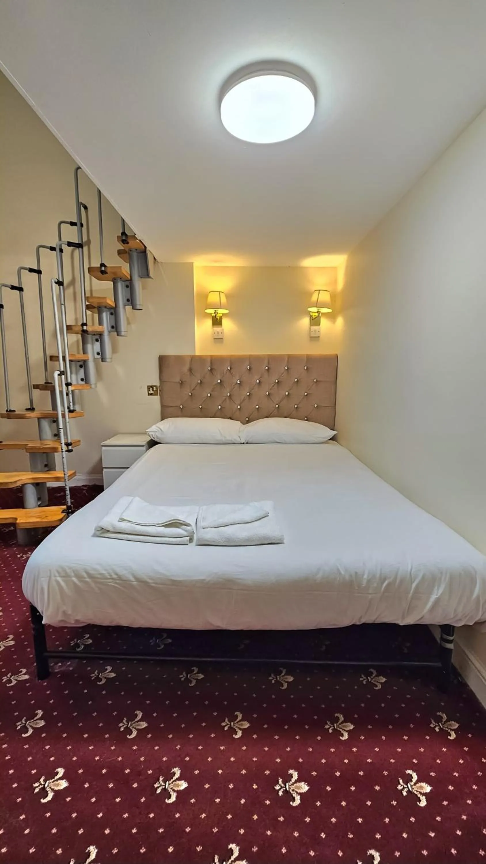 Bedroom, Bed in Hyde Park Court Hotel