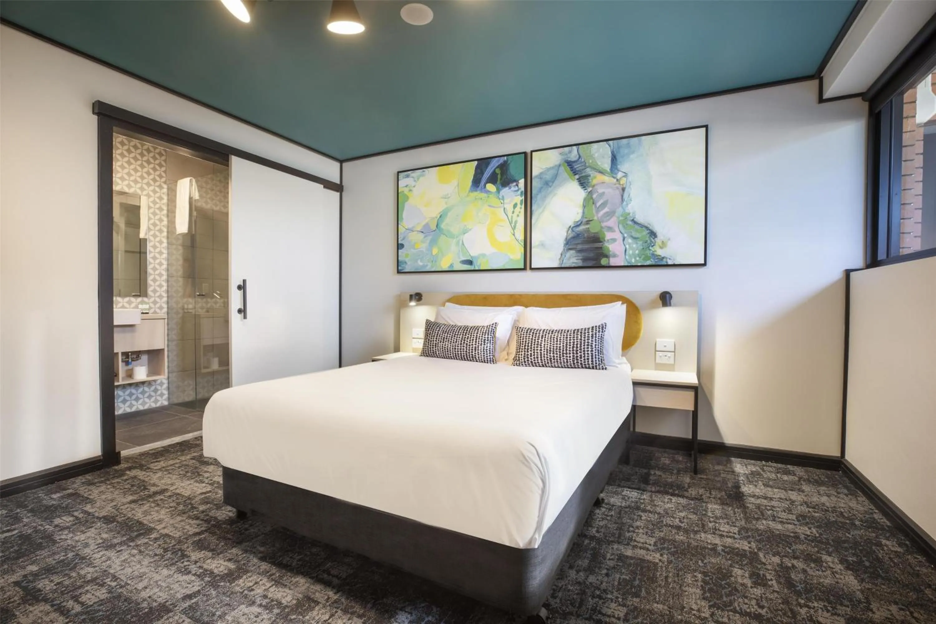 Bedroom, Bed in Nightcap at Prince of Wales Hotel