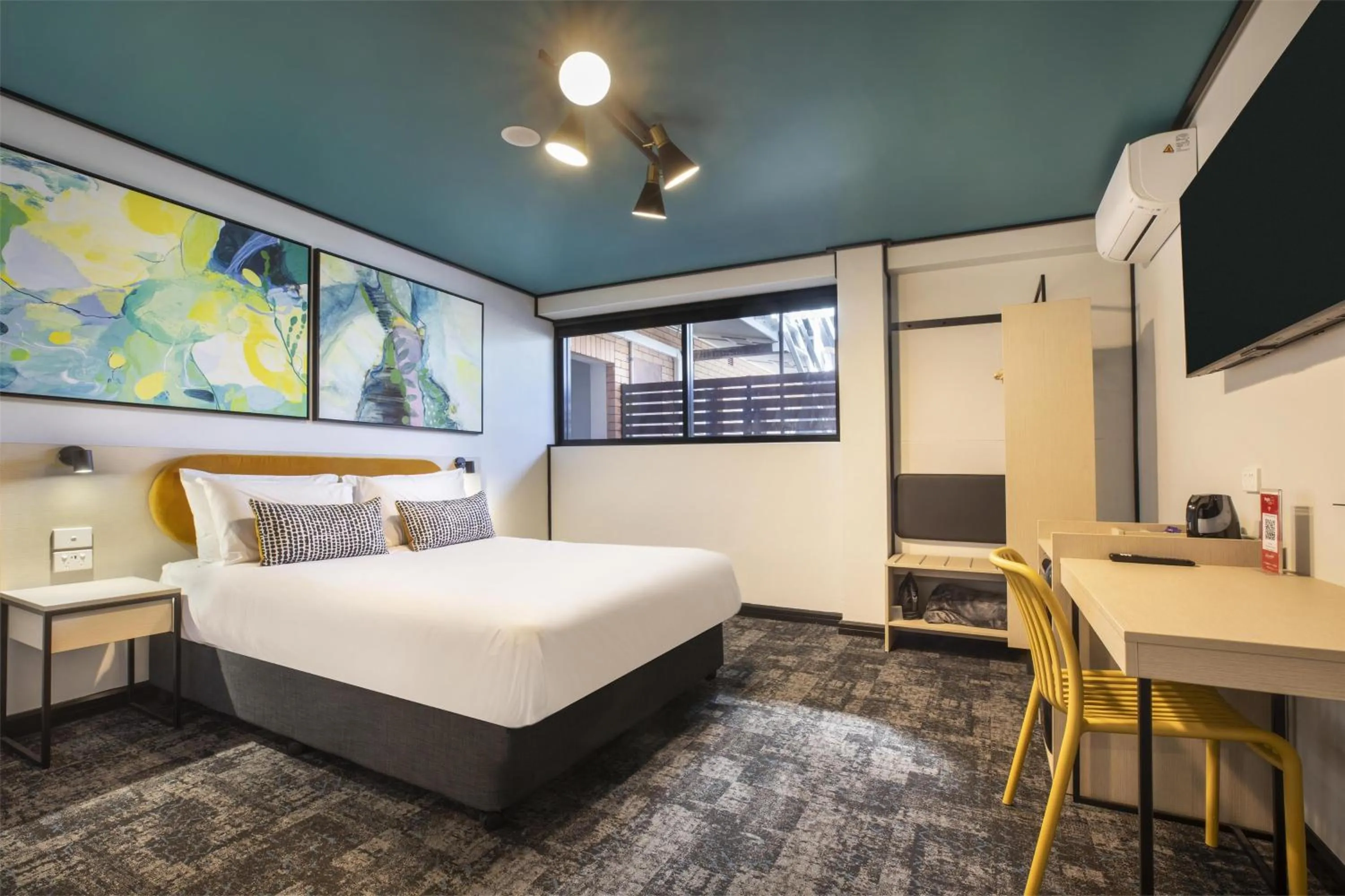 Bedroom, Bed in Nightcap at Prince of Wales Hotel