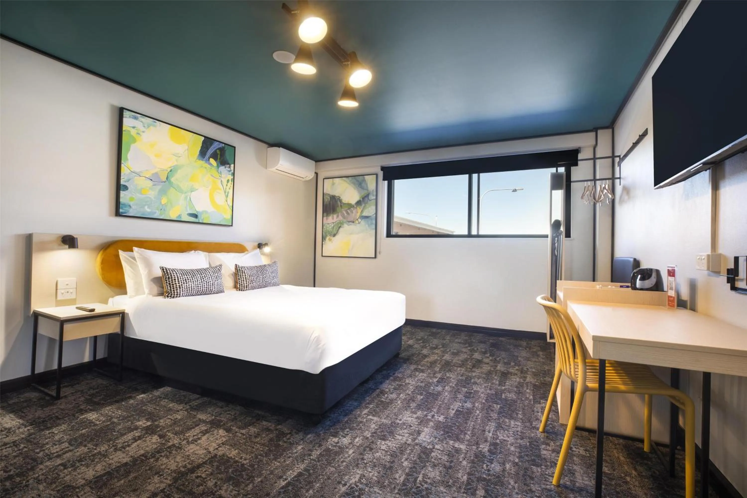 Bedroom, Bed in Nightcap at Prince of Wales Hotel