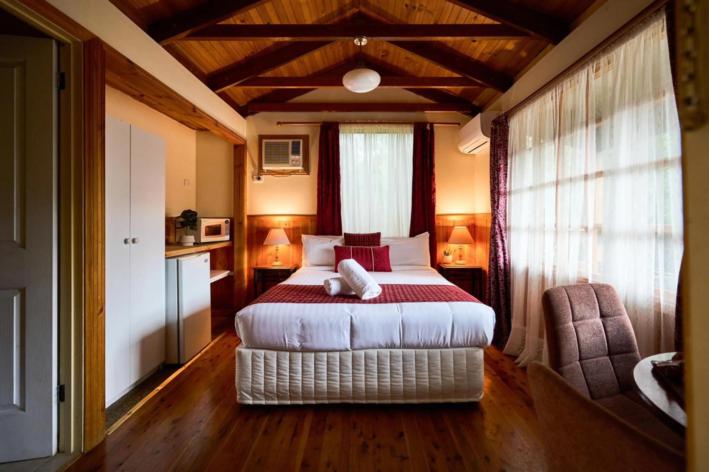 Bed in Sanctuary House Resort Motel