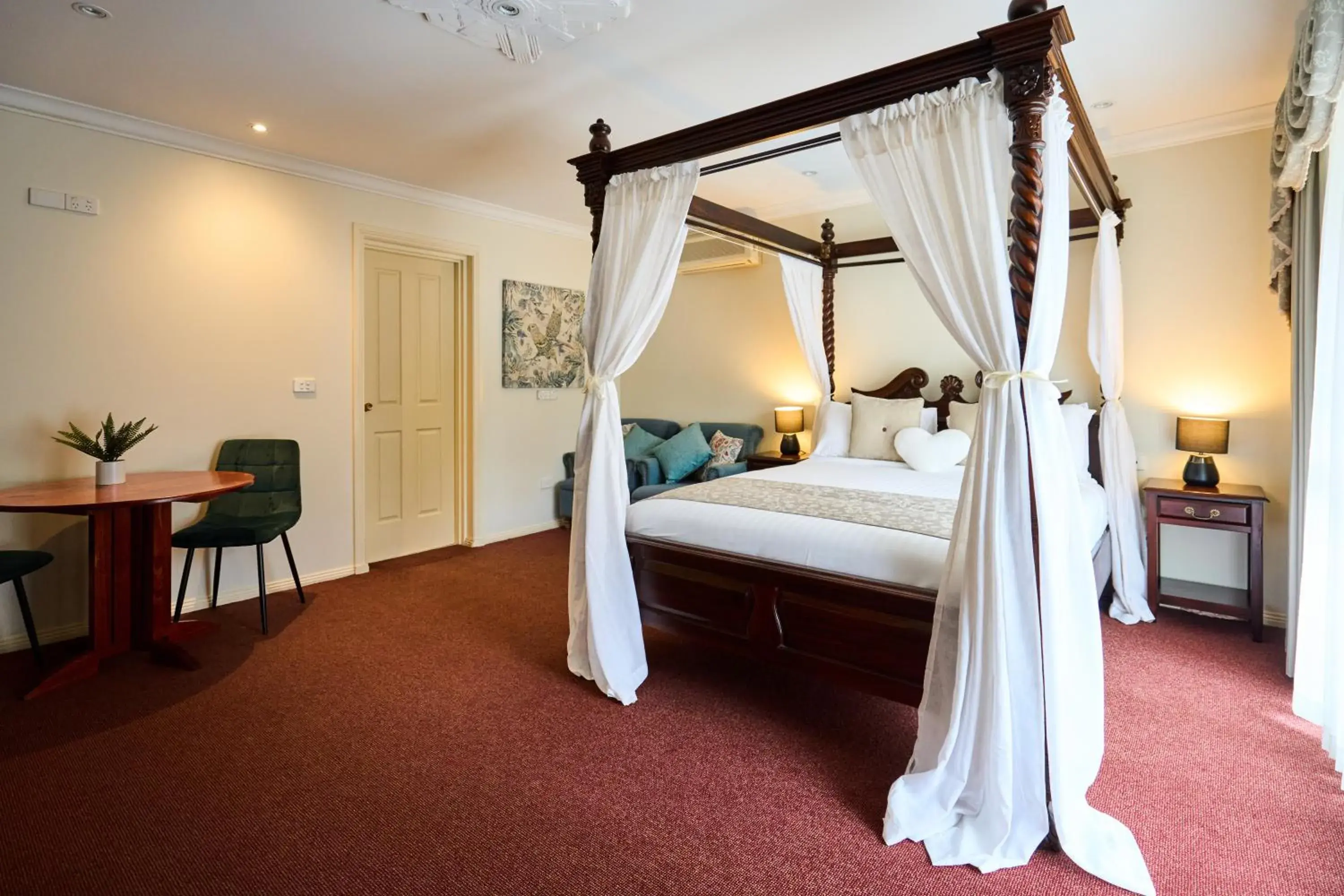 Super Deluxe Queen Room in Sanctuary House Resort Motel Super Deluxe Queen Room in Sanctuary House Resort Motel