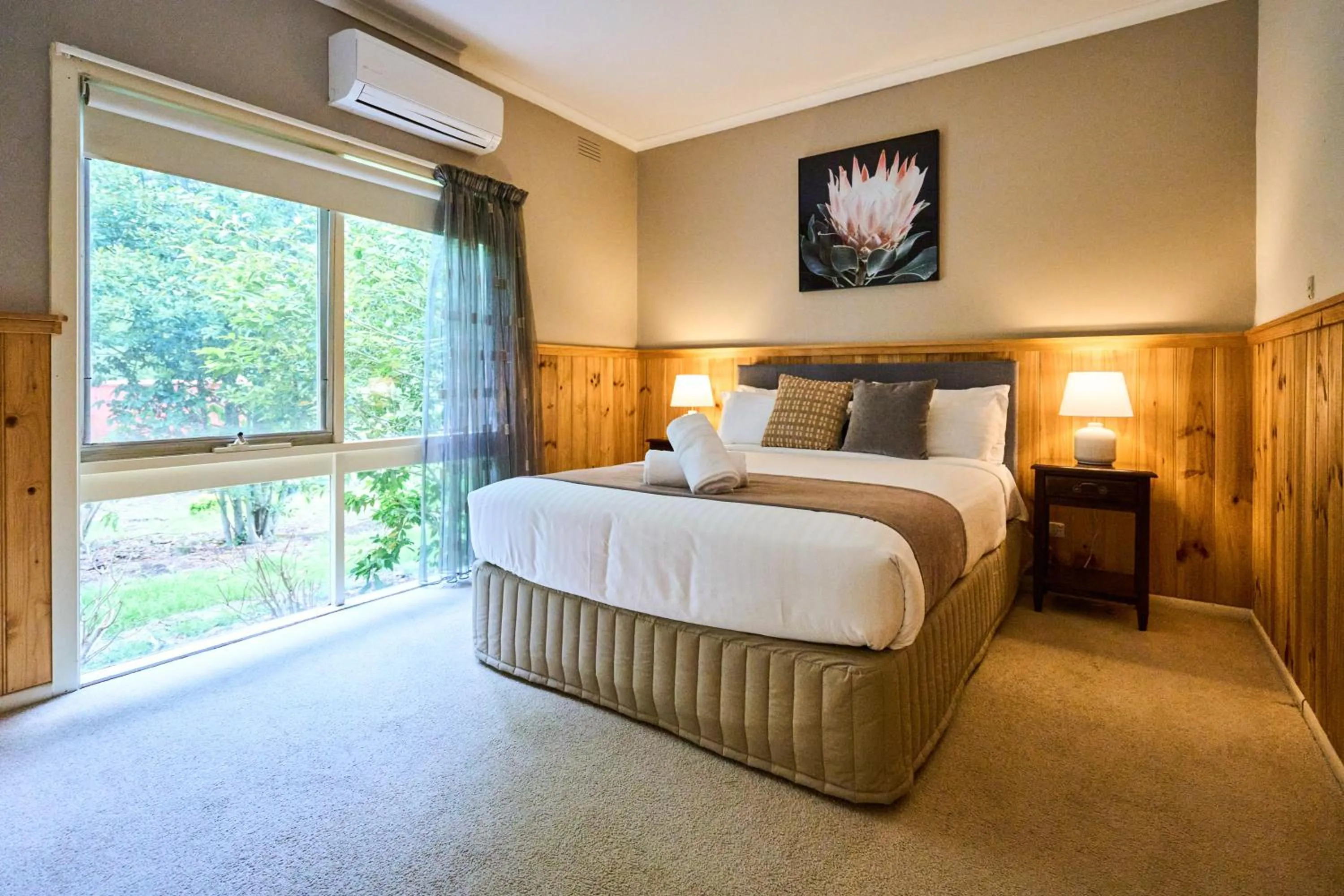 Bed in Sanctuary House Resort Motel