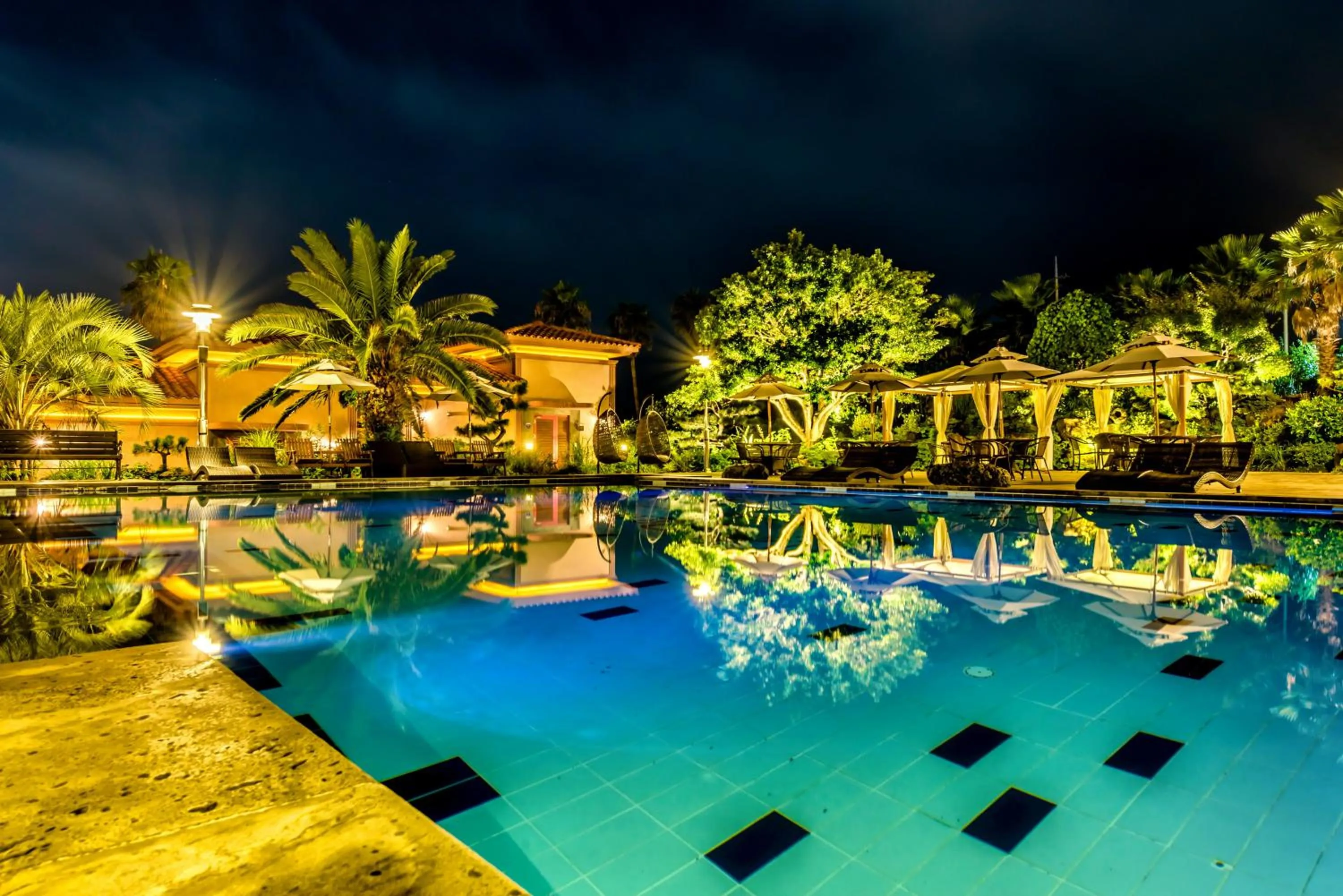 Swimming pool in Palm Valley Resort