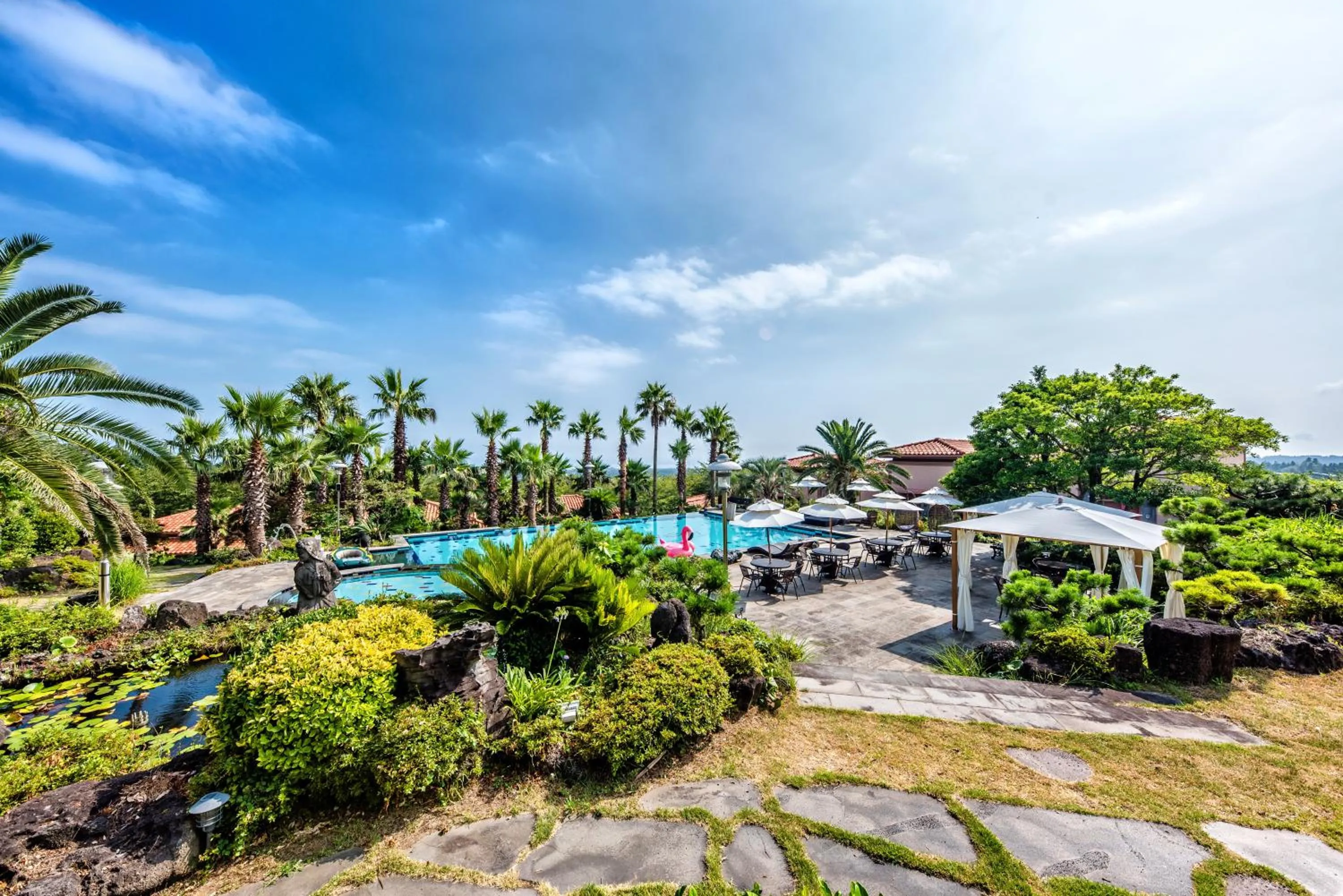 Swimming pool in Palm Valley Resort