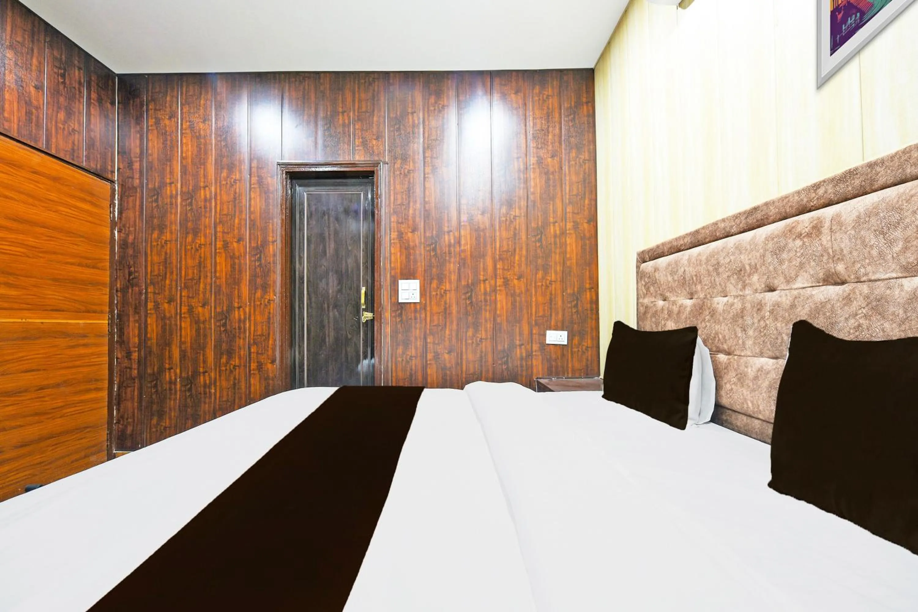 Bedroom in Hotel O by OYO Lavish