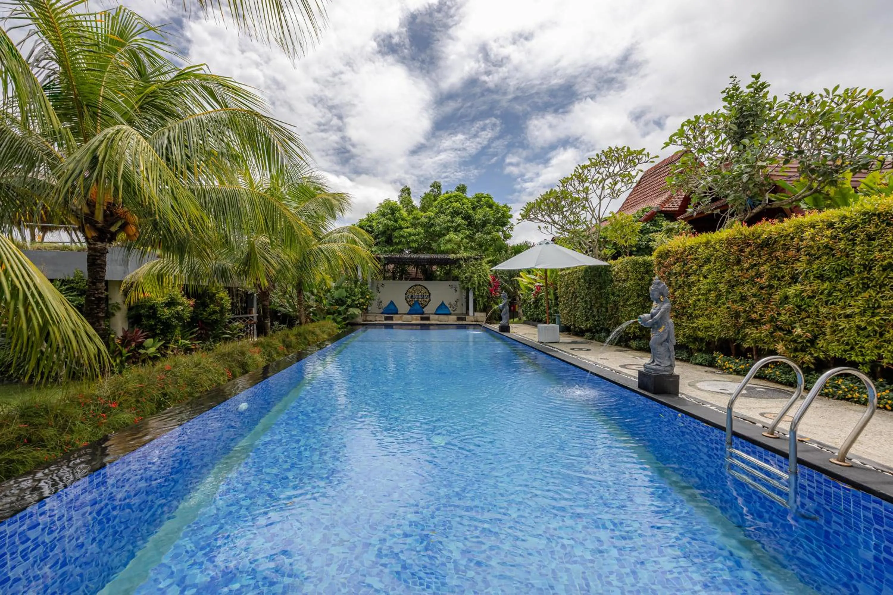 Swimming pool in Cove Jiwana Villa