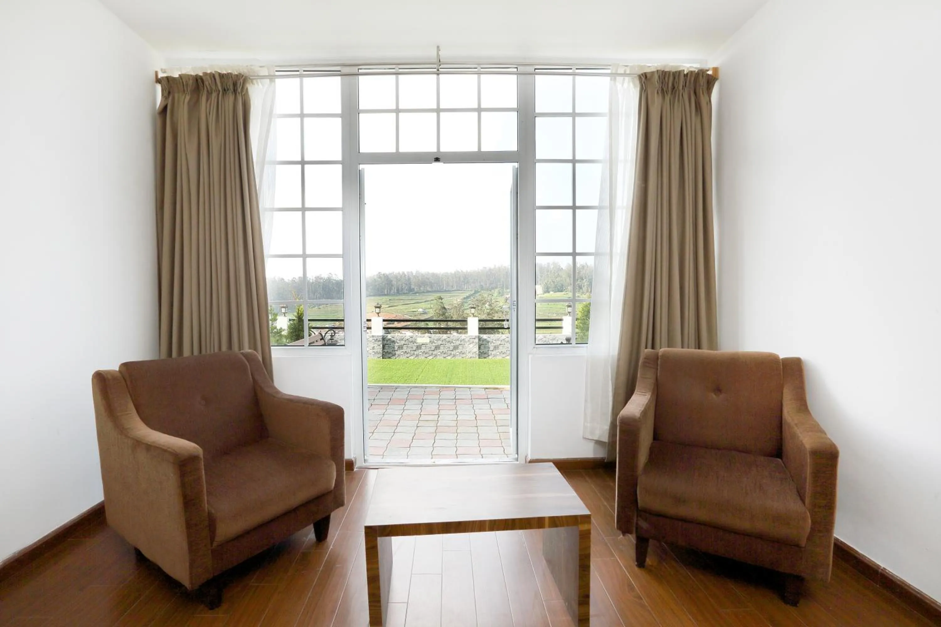 Seating area in Treebo Skydale Inn & Suites With Mountain View