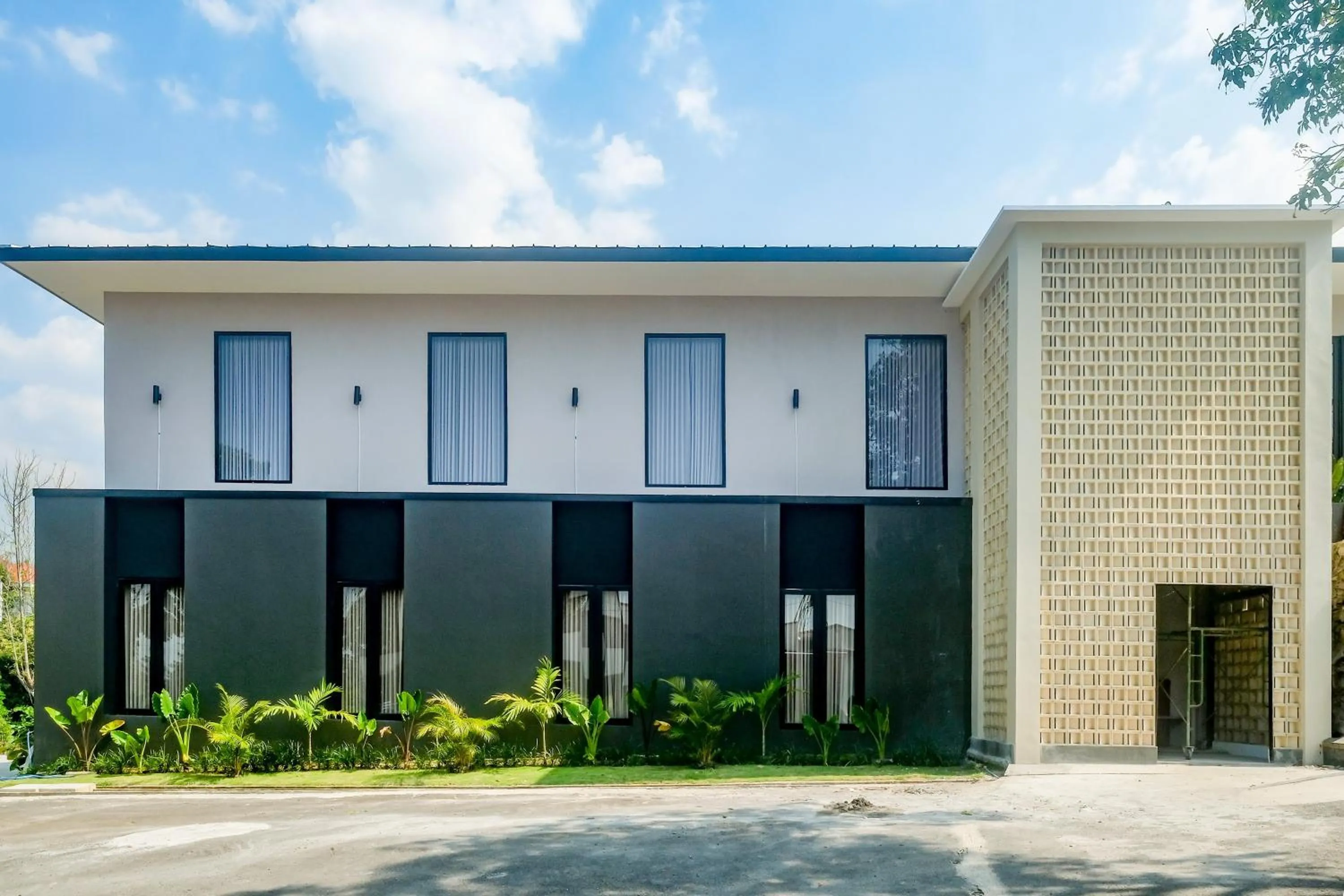 Facade/entrance in Urbanview Hotel JJ Bukitsari Semarang