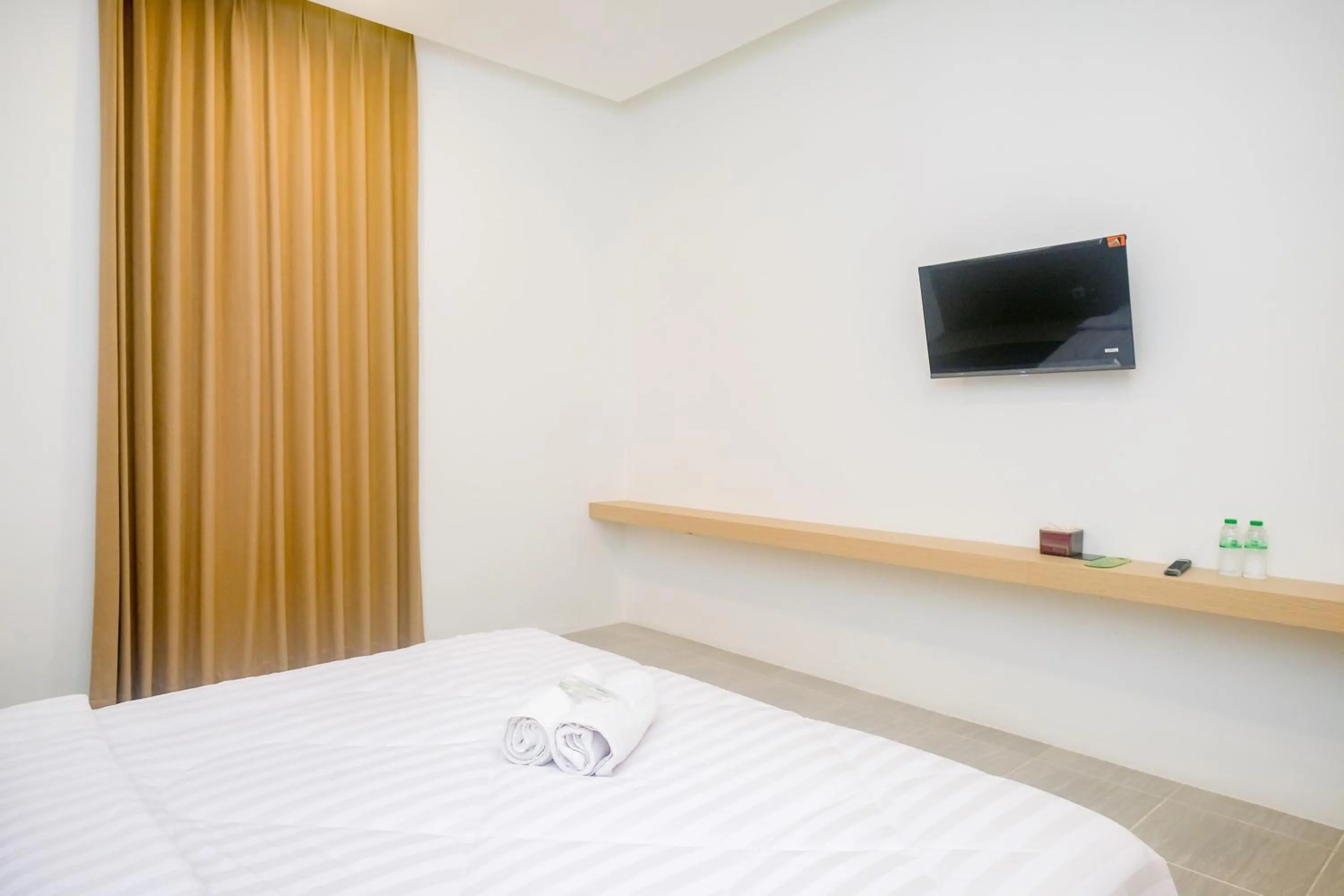 Bedroom, Bed in Urbanview Hotel JJ Bukitsari Semarang