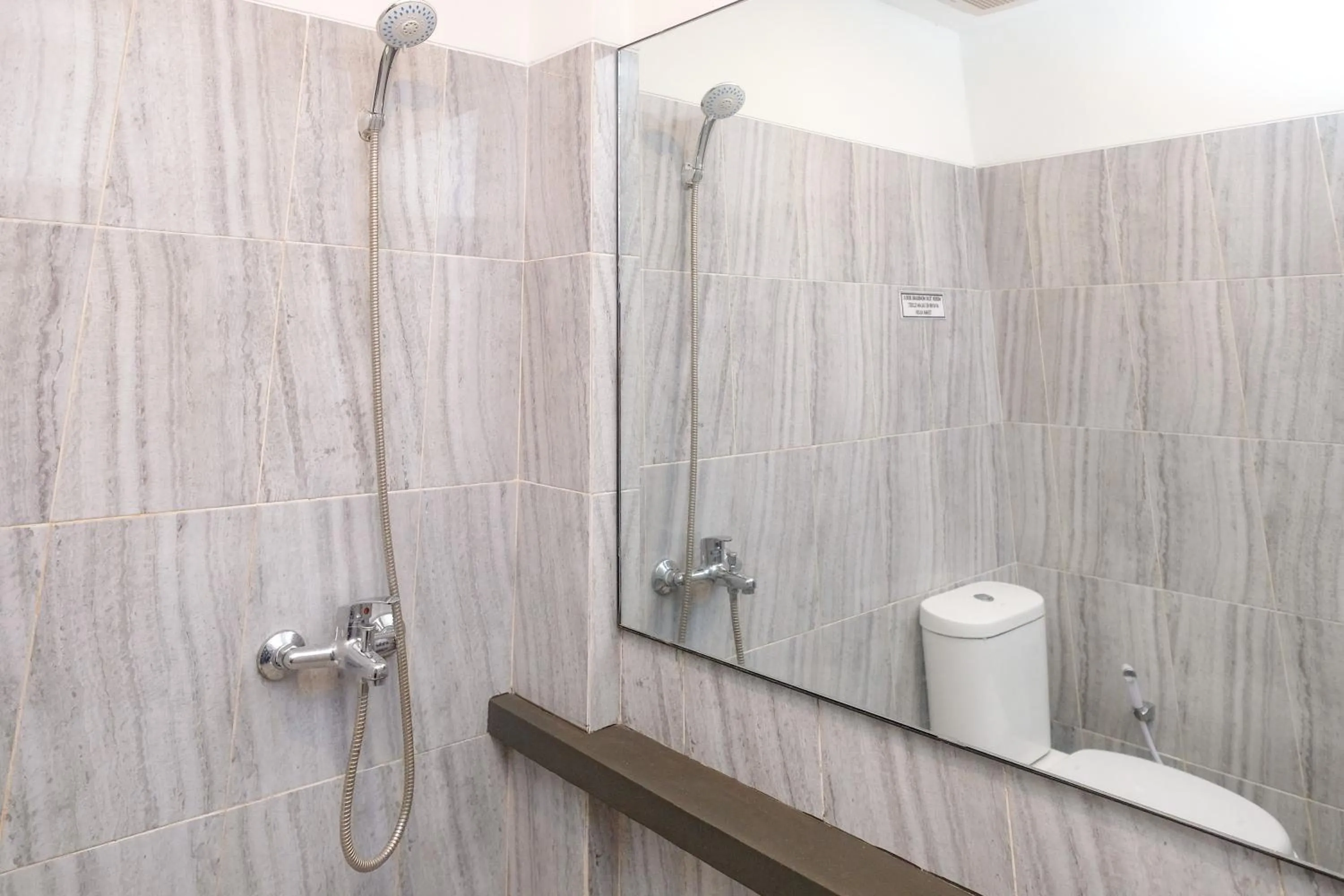 Bathroom in Urbanview Hotel JJ Bukitsari Semarang