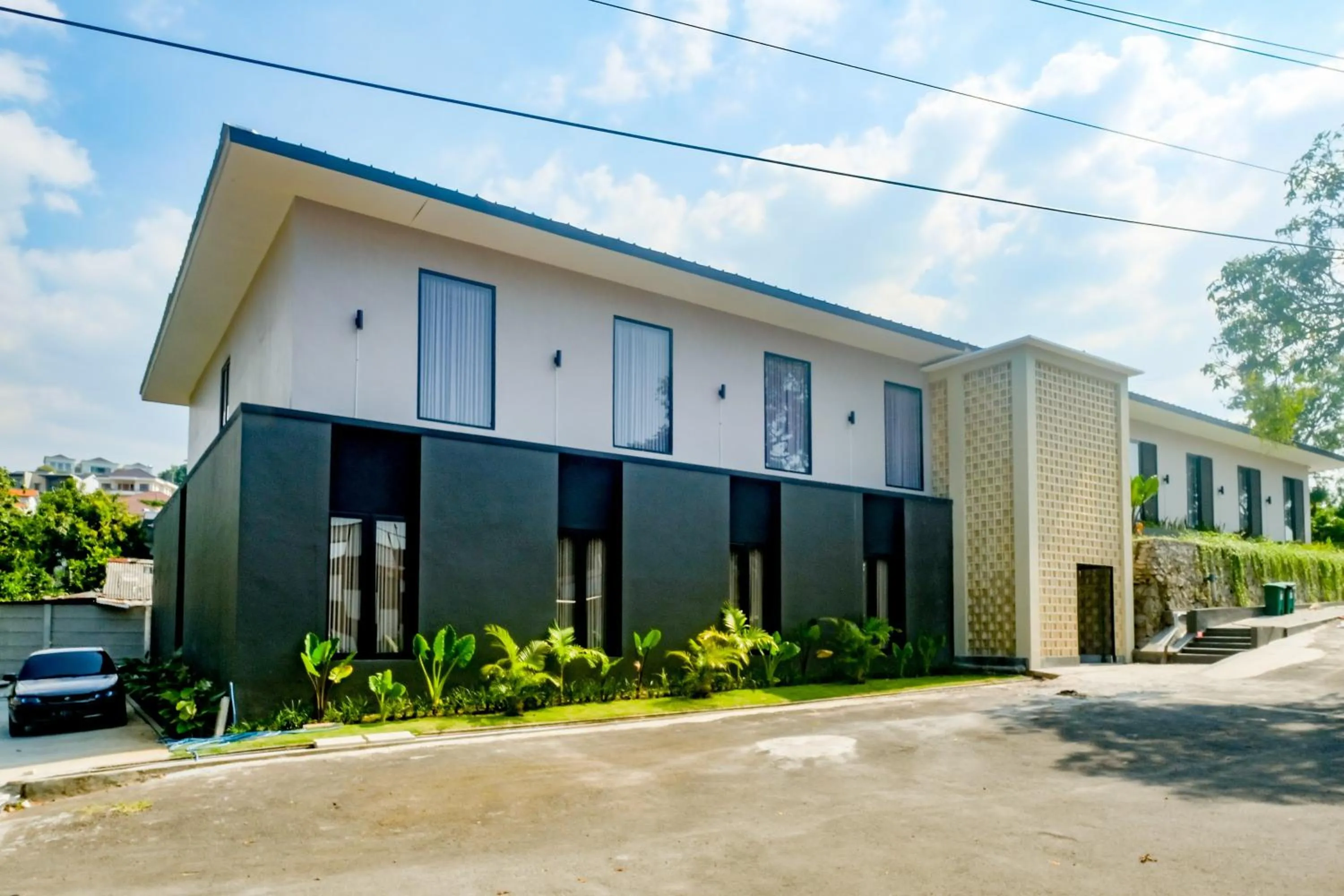 Facade/entrance in Urbanview Hotel JJ Bukitsari Semarang