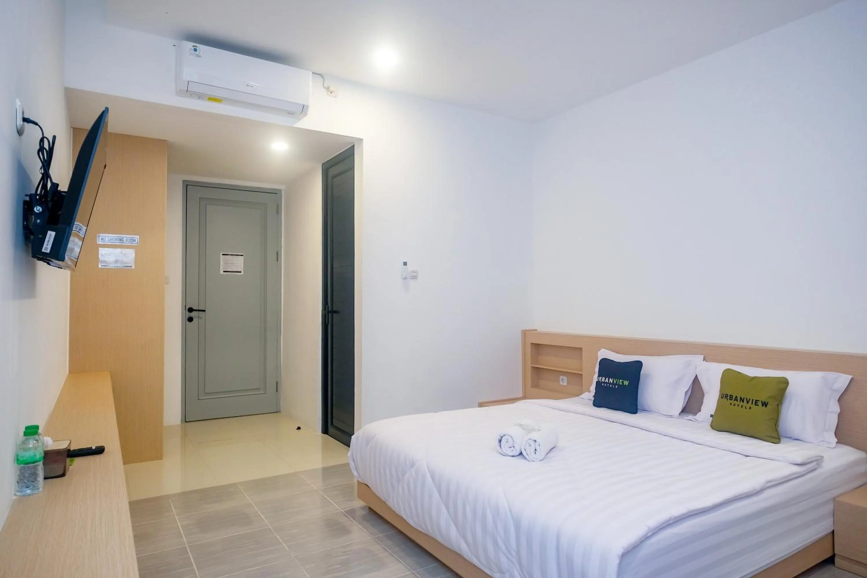 Bedroom, Bed in Urbanview Hotel JJ Bukitsari Semarang