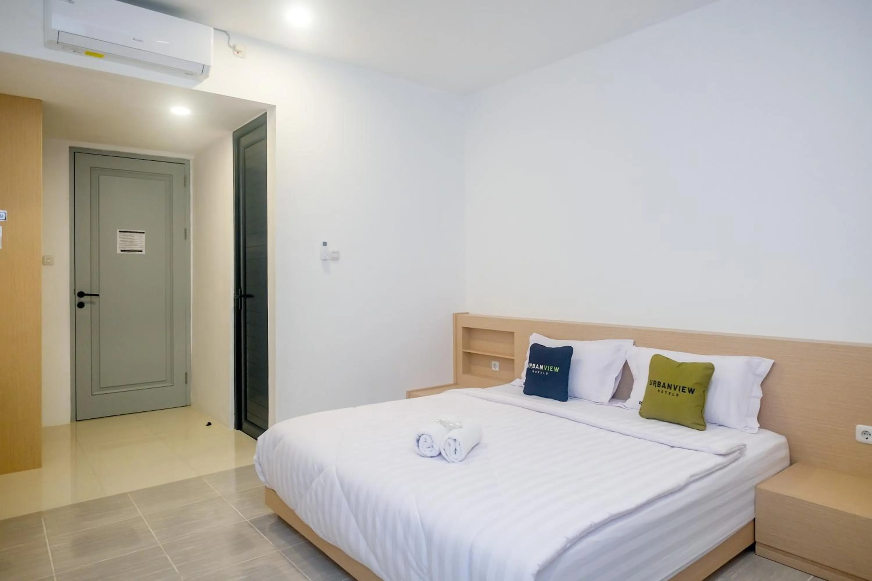 Bedroom, Bed in Urbanview Hotel JJ Bukitsari Semarang