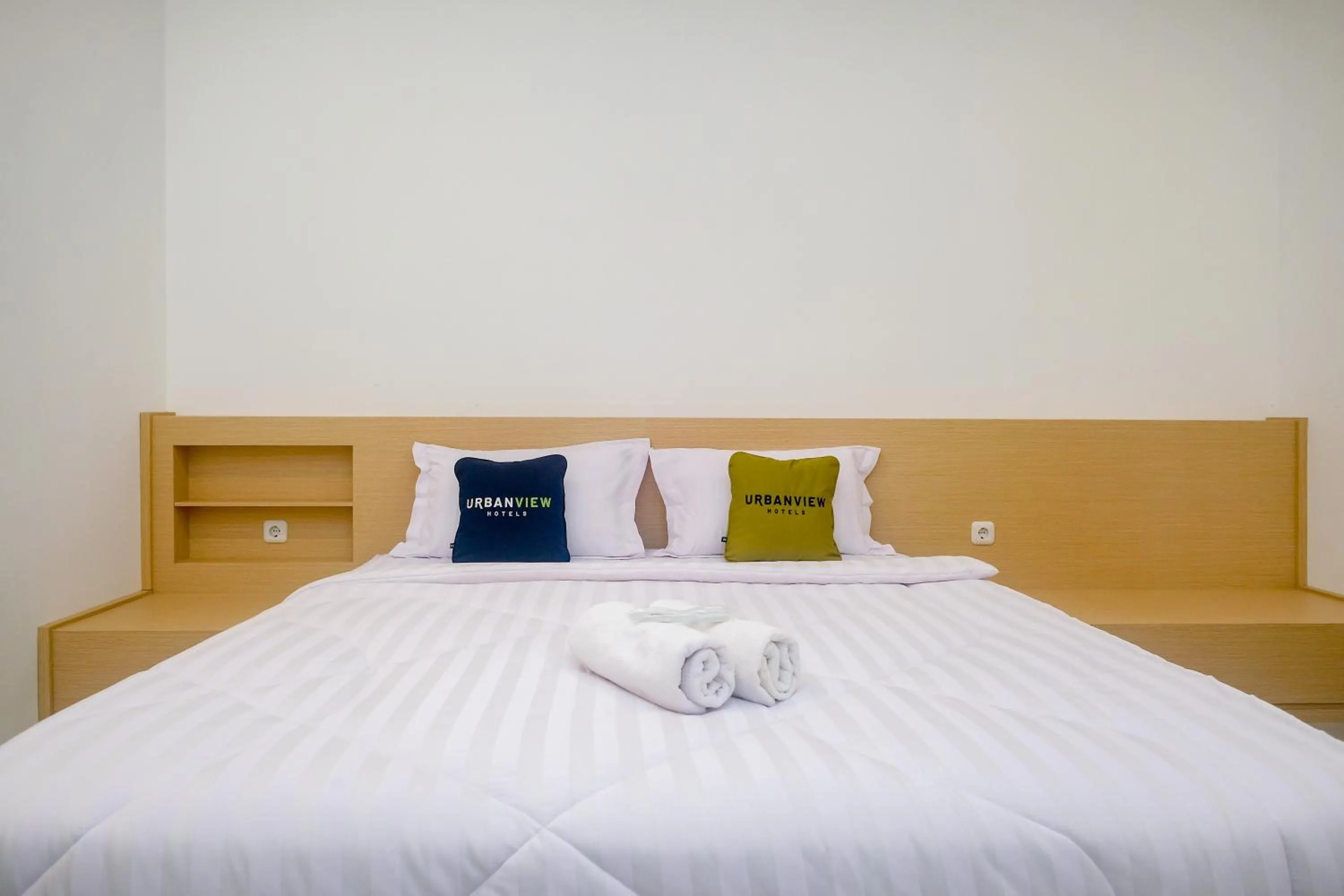 Bedroom, Bed in Urbanview Hotel JJ Bukitsari Semarang