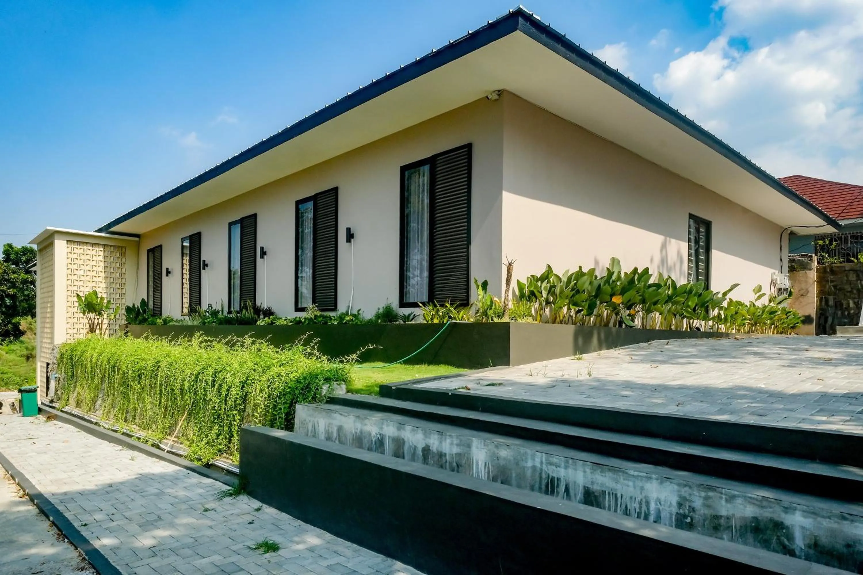 Facade/entrance in Urbanview Hotel JJ Bukitsari Semarang