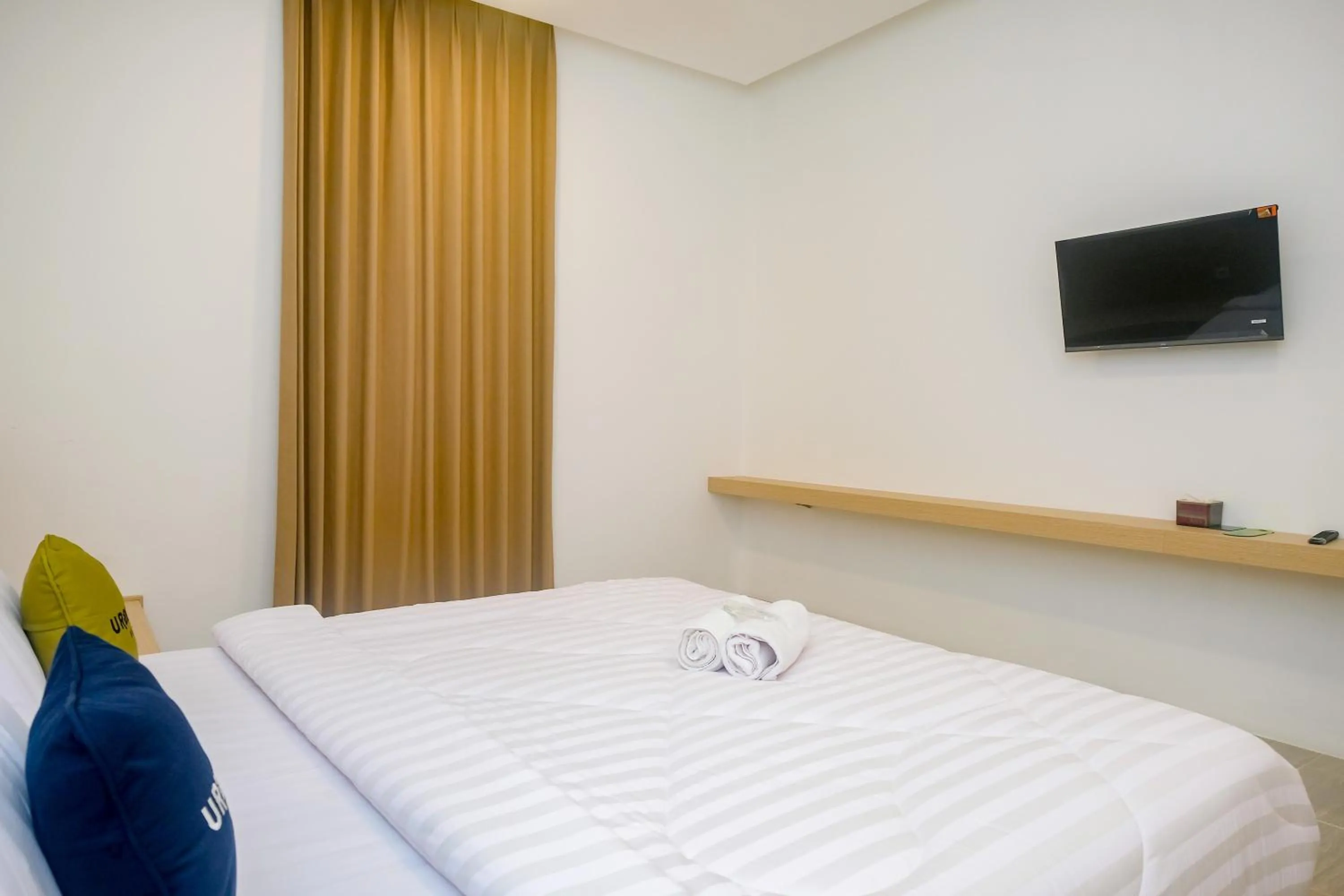 Bedroom, Bed in Urbanview Hotel JJ Bukitsari Semarang