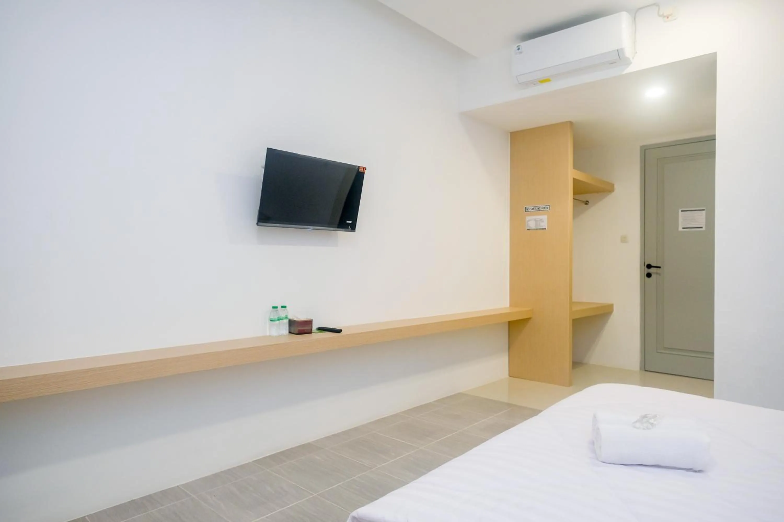 Bedroom, Bed in Urbanview Hotel JJ Bukitsari Semarang