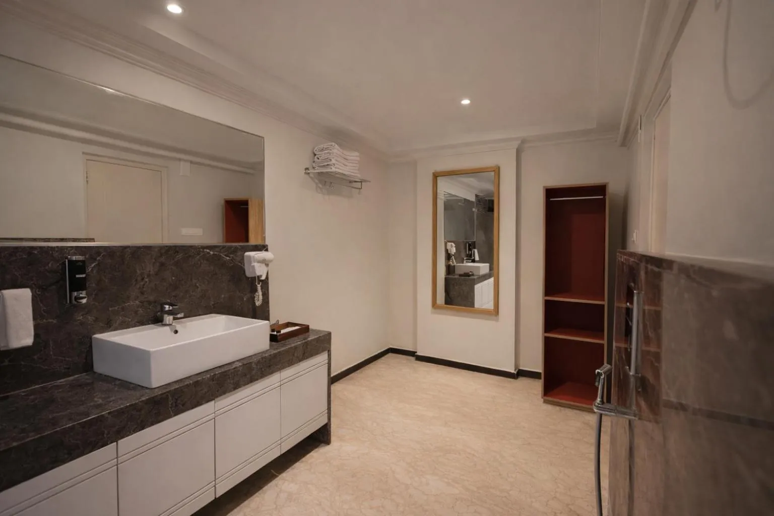 Phoenix Unmatched Comfort - Hotel Near Fateh Sagar Lake Udaipur