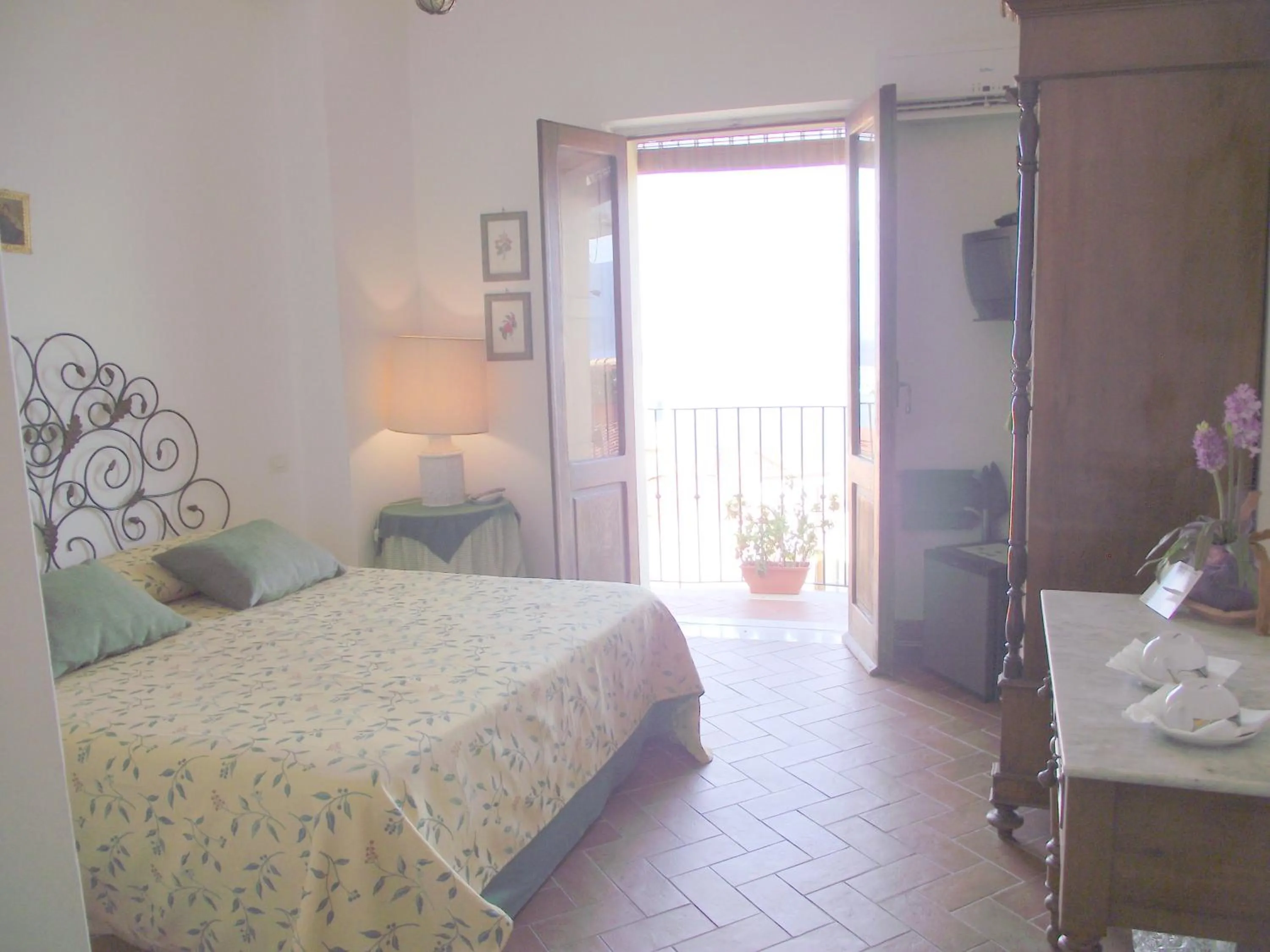 Photo of the whole room in B&B Chianalea 54