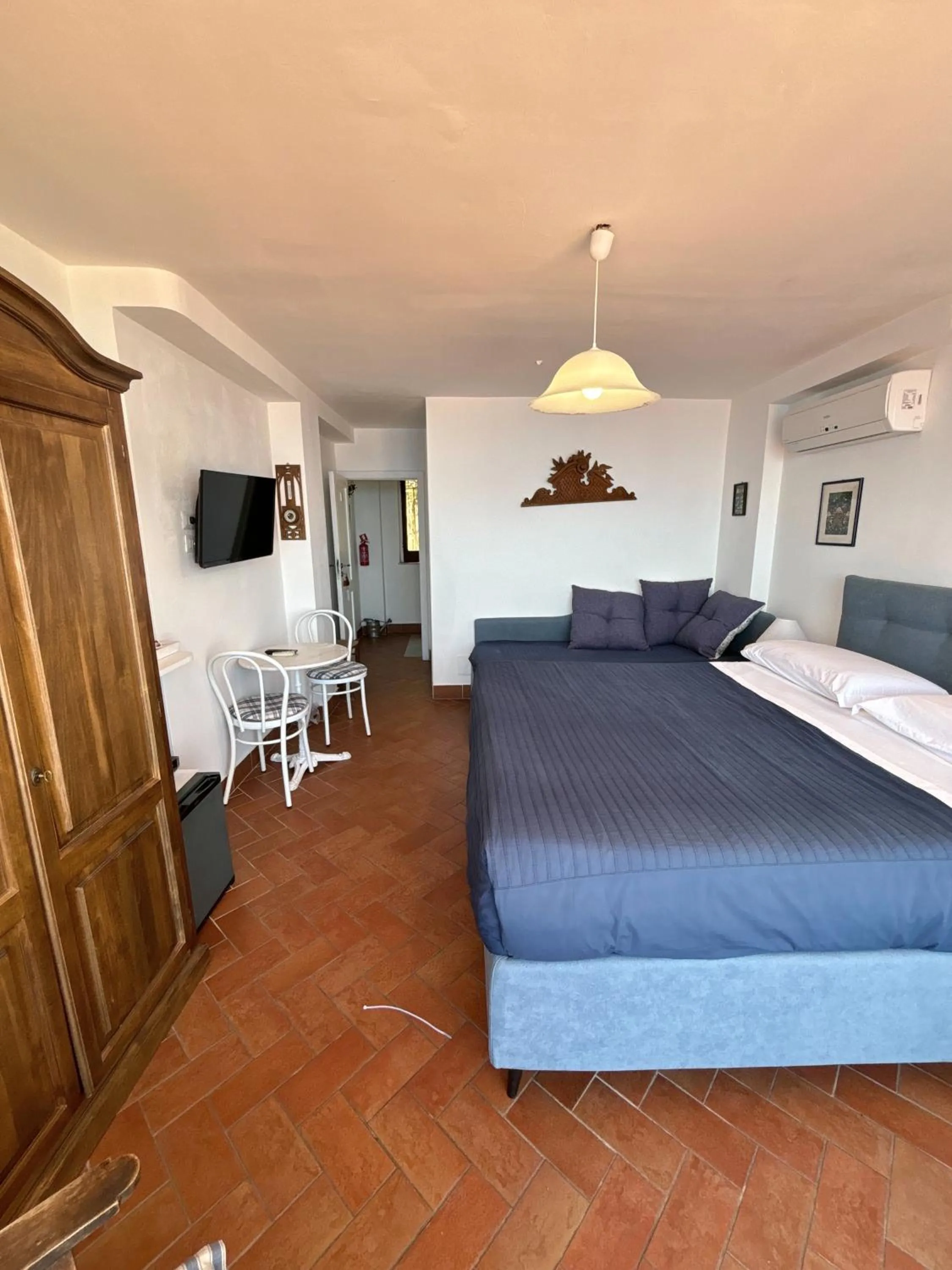 Photo of the whole room in B&B Chianalea 54